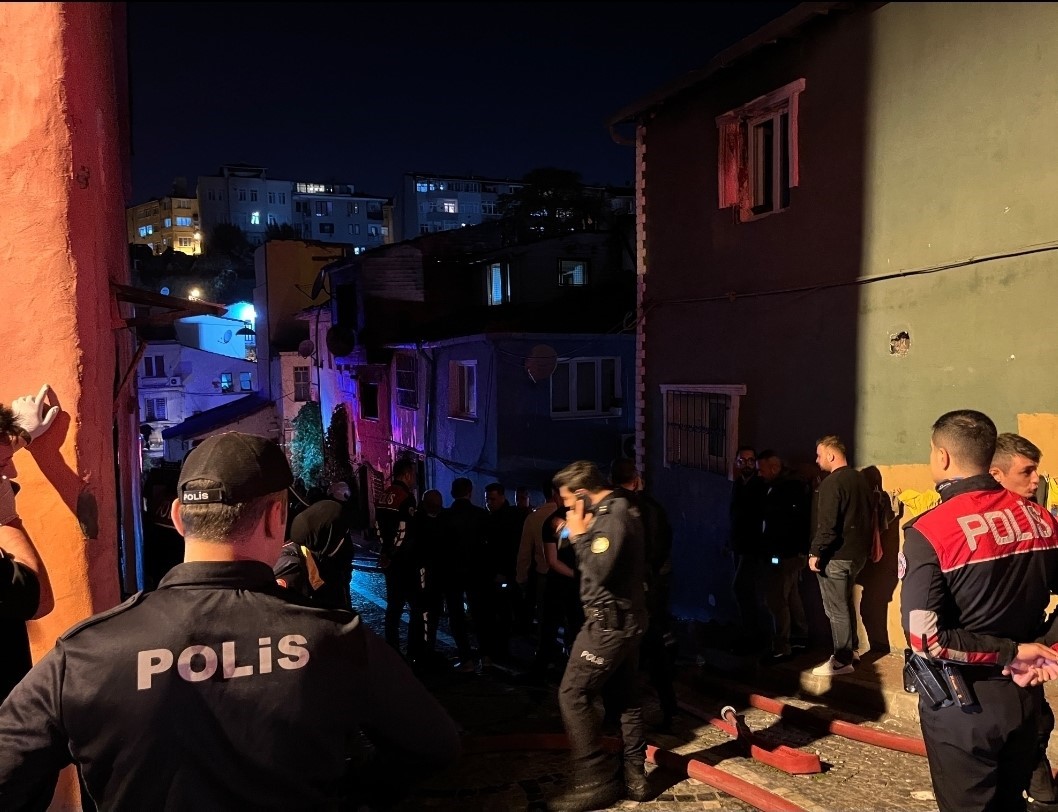FATİH’TE 2 KATLI BİNA ALEV ALEV YANDI