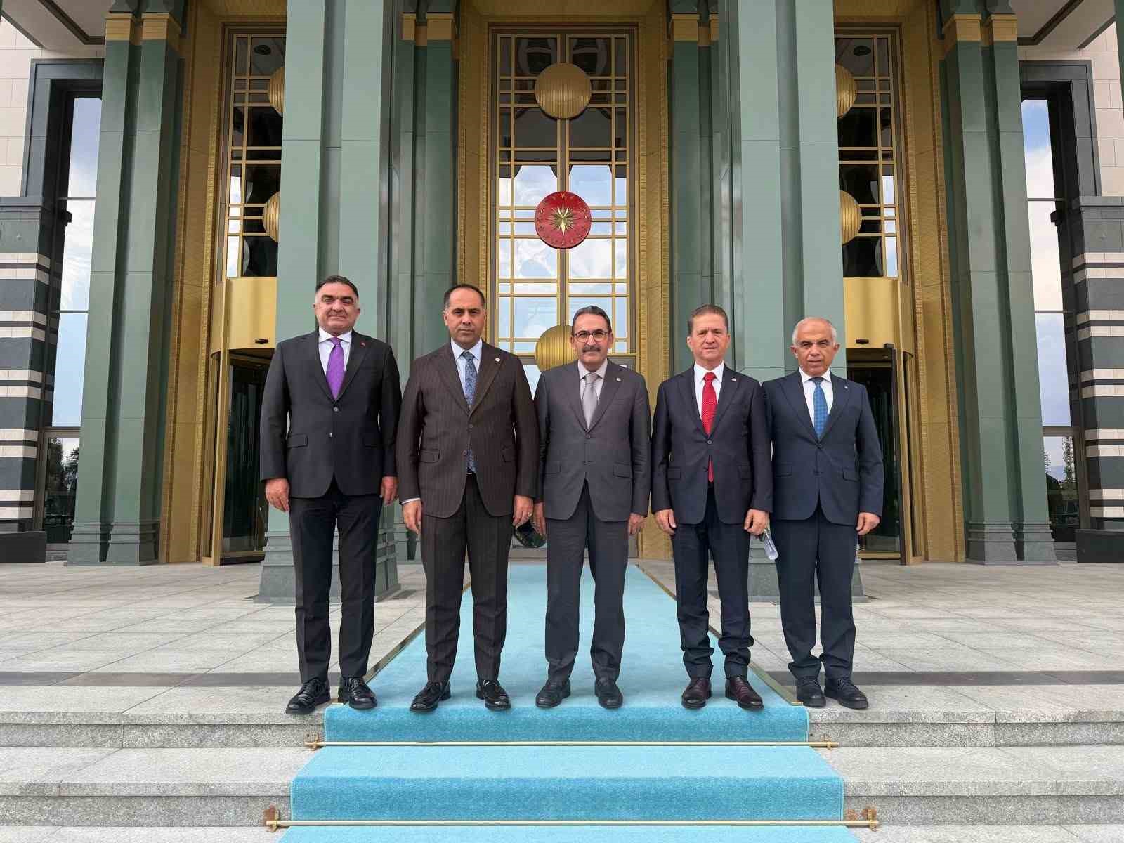 AK PARTİ ADANA MİLLETVEKİLİ ABDULLAH DOĞRU, AK PARTİ MERSİN MİLLETVEKİLİ ALİ KIRATLI, YÜREĞİR ZİRAAT ODASI BAŞKANI MEHMET AKIN DOĞAN, ÇİFTÇİLER BİRLİĞİ BAŞKANI MUTLU DOĞRU VE ULUSAL TURUNÇGİL KONSEYİ BAŞKANI KEMAL KAÇMAZ, CUMHURBAŞKANLIĞI KÜLLİYESİ'NDE CUMHURBAŞKANI YARDIMCI CEVDET YILMAZ İLE GÖRÜŞTÜ.