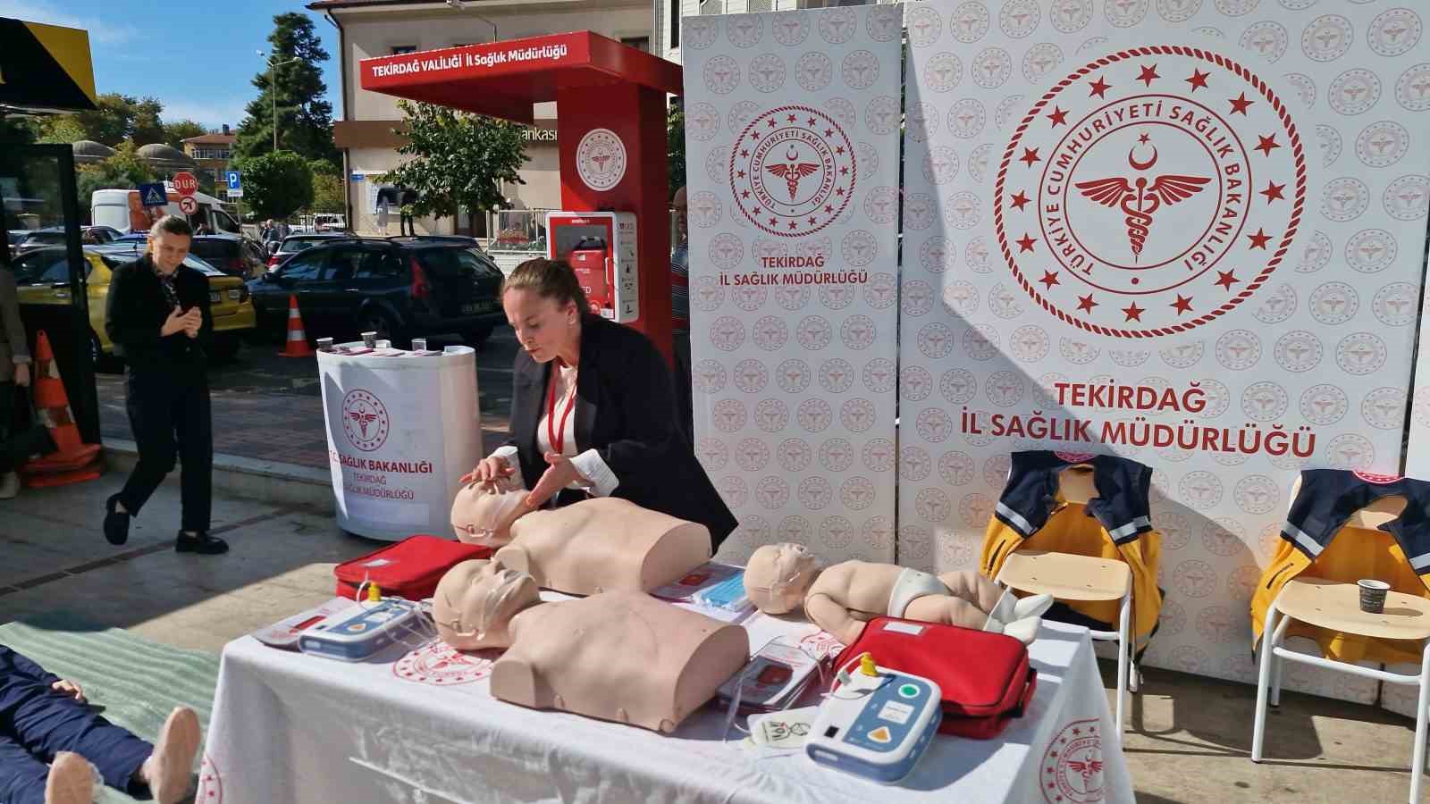 TEKİRDAĞ'DA ANİ KALP ÖLÜMLERİNE KARŞI YENİ BİR UYGULAMA HAYATA GEÇİRİLDİ. 112 ACİL ÇAĞRI MERKEZİ'NE EN YOĞUN İHBARLARIN ULAŞTIĞI BÖLGELER DİKKATE ALINARAK SÜLEYMANPAŞA, ÇORLU VE ÇERKEZKÖY İLÇELERİNDE OTOMATİK ELEKTRO KARDİYOVERSİYON CİHAZLARI VATANDAŞLARIN KULLANIMINA SUNULDU.