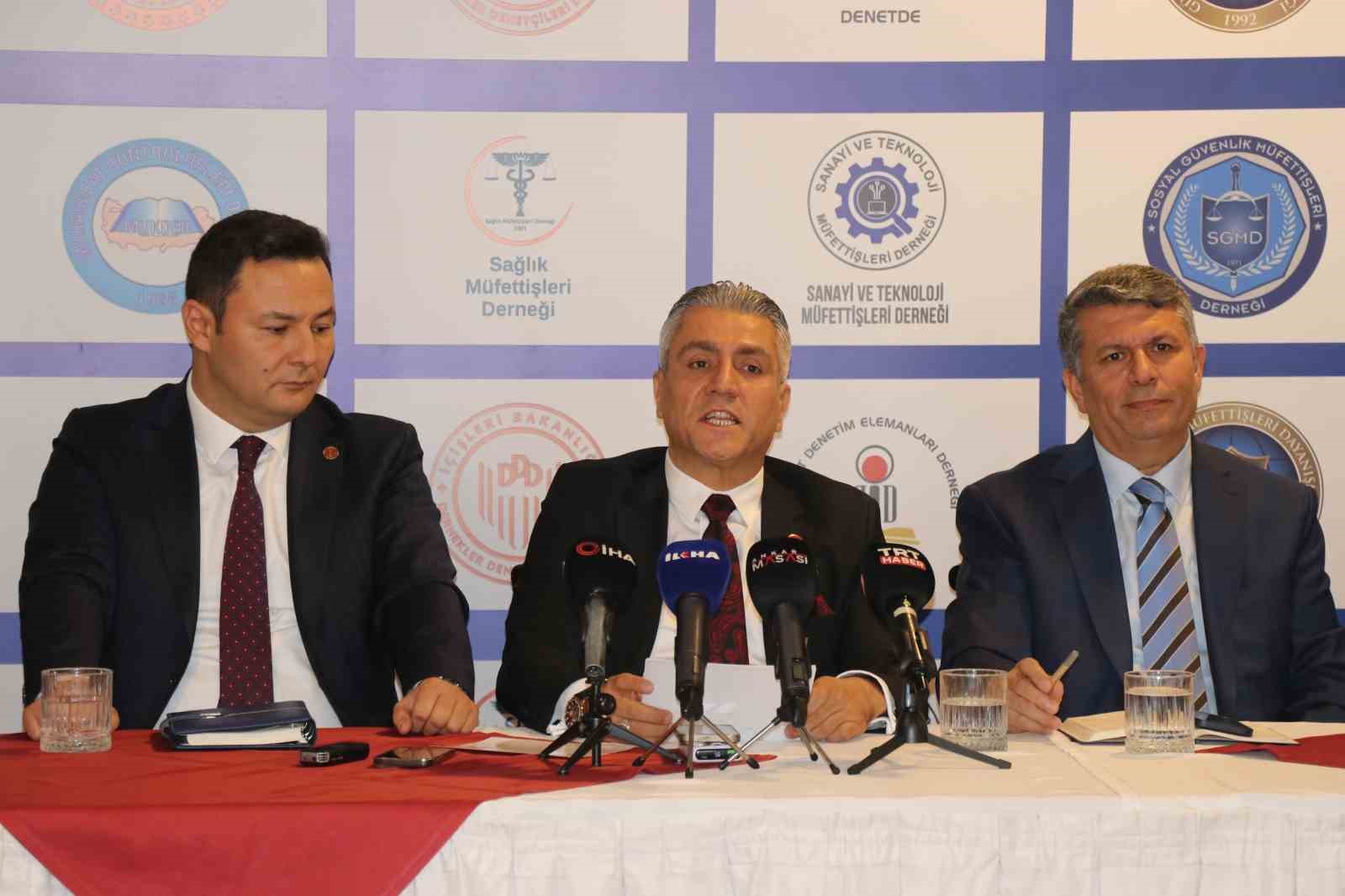 KAMU DENETİM DERNEKLERİ PLATFORMU SÖZCÜSÜ TALHA DEMİRTAŞ, "TÜRKİYE'DE KAMU YÖNETİMİNİN ETKİNLİĞİ, KAMU KAYNAKLARININ KORUNMASI VE GÜÇLÜ BİR DENETİM SİSTEMİNİN GELECEĞİNİ KONUŞMAK ÜZERE BULUNUYORUZ. BİLİNDİĞİ ÜZERE KAMU DENETİMİ, DEVLET YÖNETİMİNİN VAZGEÇİLMEZ UNSURUDUR" DEDİ.