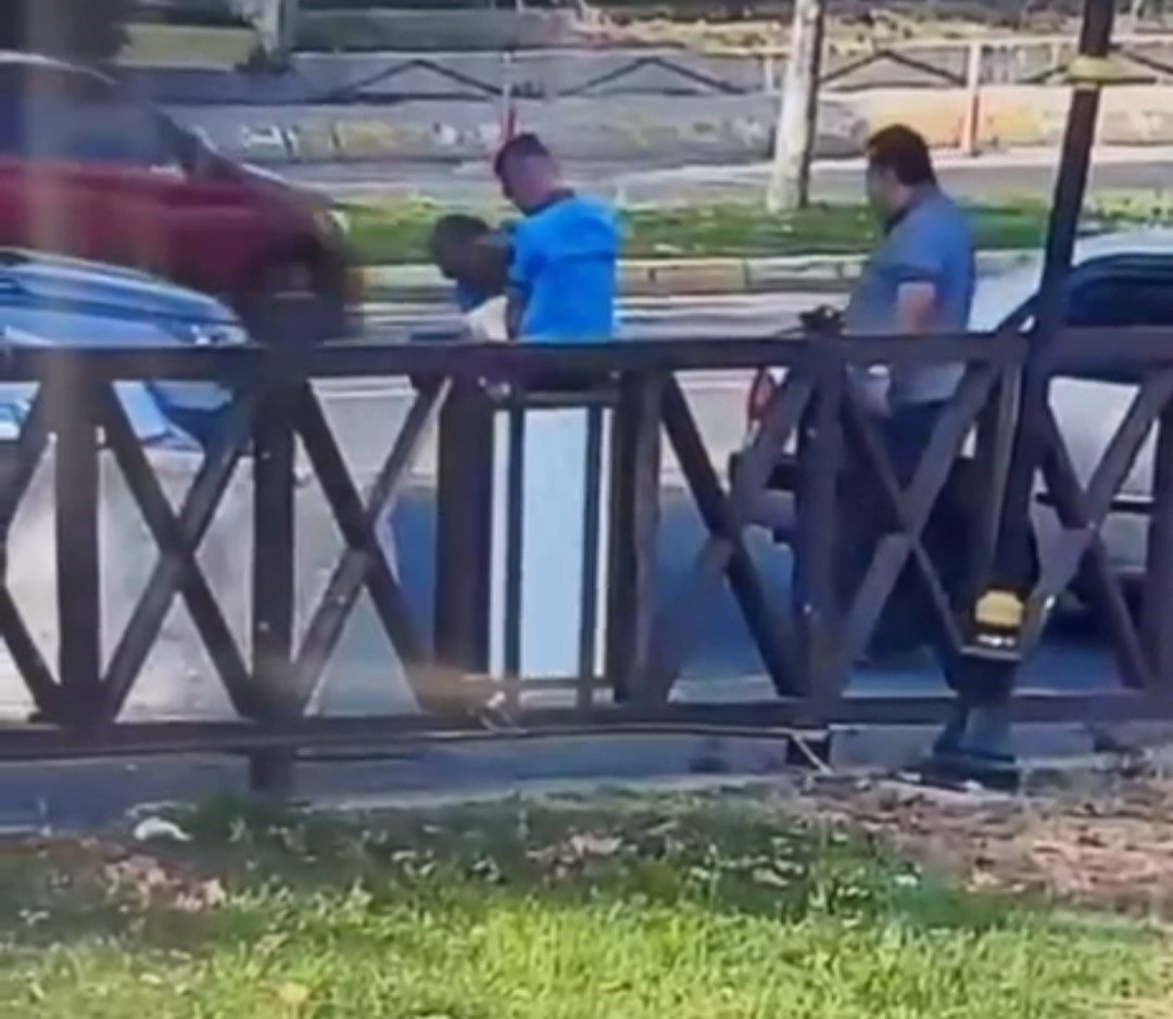 TEKİRDAĞ SAHİLİ’NDE NEFES BORUSUNA ŞEKER KAÇMASI SONUCU NEFES ALMAKTA GÜÇLÜK ÇEKEN VATANDAŞA, OLAY YERİNDE BULUNAN ZABITA EKİPLERİ MÜDAHALE ETTİ. İLK YARDIM EĞİTİMİ ALAN EKİPLERİN ZAMANINDA VE BİLİNÇLİ MÜDAHALESİYLE VATANDAŞIN YENİDEN NEFES ALMASI SAĞLANDI.