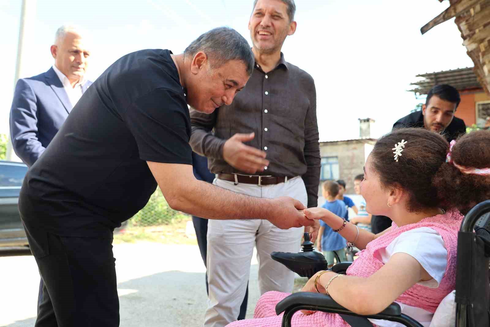 ÇALIŞMAYI YERİNDE İNCELEMEK VE HATİCE İLE AİLESİNİ ZİYARET ETMEK ÜZERE KARAÖZ MAHALLESİ'NE GİDEN BAŞKAN İSA YILDIRIM (SOLDA), HATİCE (SAĞDA) İLE BİR ARAYA GELDİ. BAŞKAN YILDIRIM, HATİCE'NİN MUTLULUĞUNA ORTAK OLDU