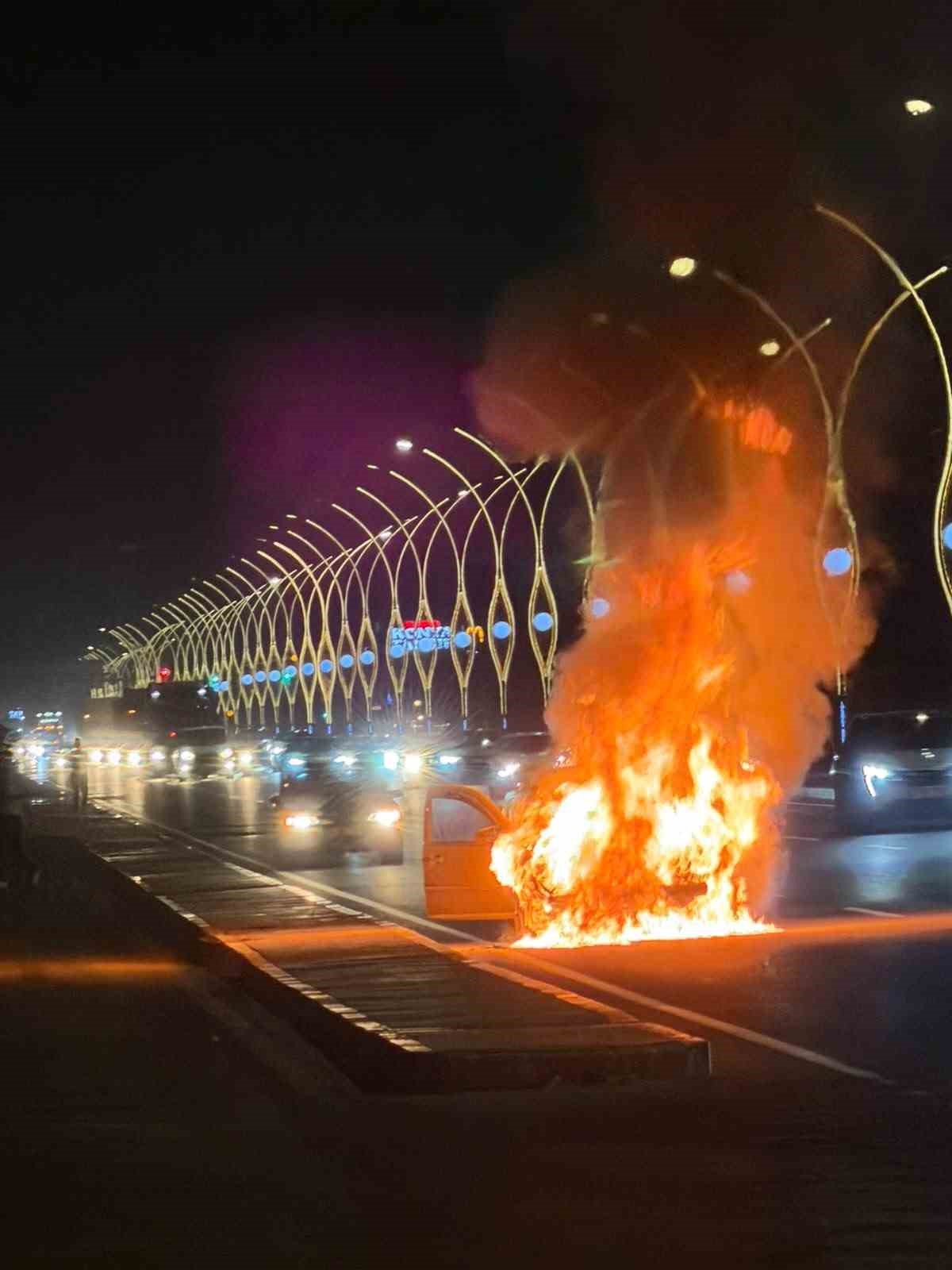 ANKARA’NIN POLATLI İLÇESİNDE SEYİR HALİNDEKİ BİR ARAÇ, BİLİNMEYEN BİR NEDENDEN DOLAYI YANDI.