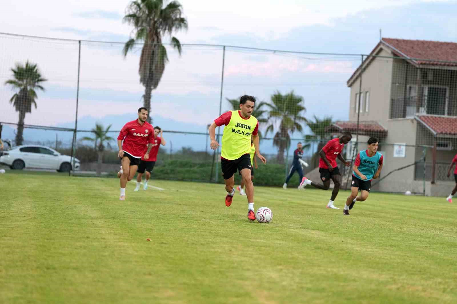 TRENDYOL SÜPER LİG EKİPLERİNDEN ÇORUM FK, MİLLÎ MAÇLAR NEDENİYLE LİGE VERİLEN ARADA GERÇEKLEŞTİRECEĞİ KAMP ÇALIŞMALARI İÇİN ANTALYA’DA TOPLANDI. KIRMIZI-SİYAHLI EKİP KAMPIN İLK İDMANINI SÜRDÜRDÜ.