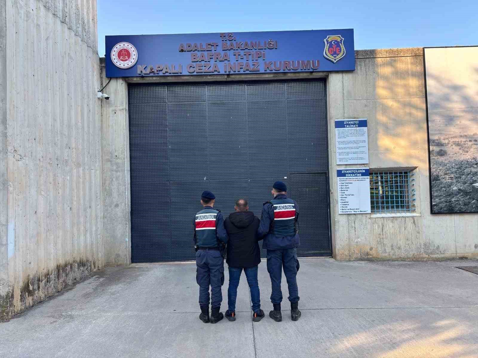 SAMSUN’UN BAFRA İLÇESİNDE, UYUŞTURUCU VEYA UYARICI MADDE TİCARETİ YAPMA VEYA SAĞLAMA SUÇUNDAN 9 YIL 2 AY HAPİS CEZASIYLA ARANAN ŞAHIS, JANDARMA EKİPLERİ TARAFINDAN YAKALANDI.