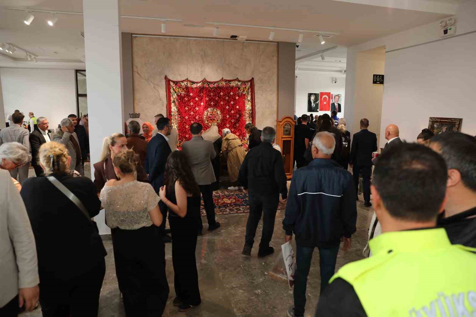 SAMSUN BÜYÜKŞEHİR BELEDİYESİ ZABITA PERSONELİ CEMAL SARI’NIN 15 YILDIR BÜYÜK BİR ÖZENLE BİRİKTİRDİĞİ ANTİKA NİTELİĞİNDEKİ EŞYALAR, “GEÇMİŞTEN GÜNÜMÜZE” ADLI SERGİYLE VATANDAŞLARLA BULUŞTU.