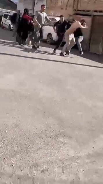 MÜTEAHHİT İLE İNŞAAT İŞÇİLERİ ARASINDA ALACAK-VERECEK MESELESİ NEDENİYLE TARTIŞMA ÇIKTI. TARTIŞMANIN KISA SÜREDE BÜYÜMESİ ÜZERİNE YAKLAŞIK 20 KİŞİ BİRBİRİNE GİRDİ.