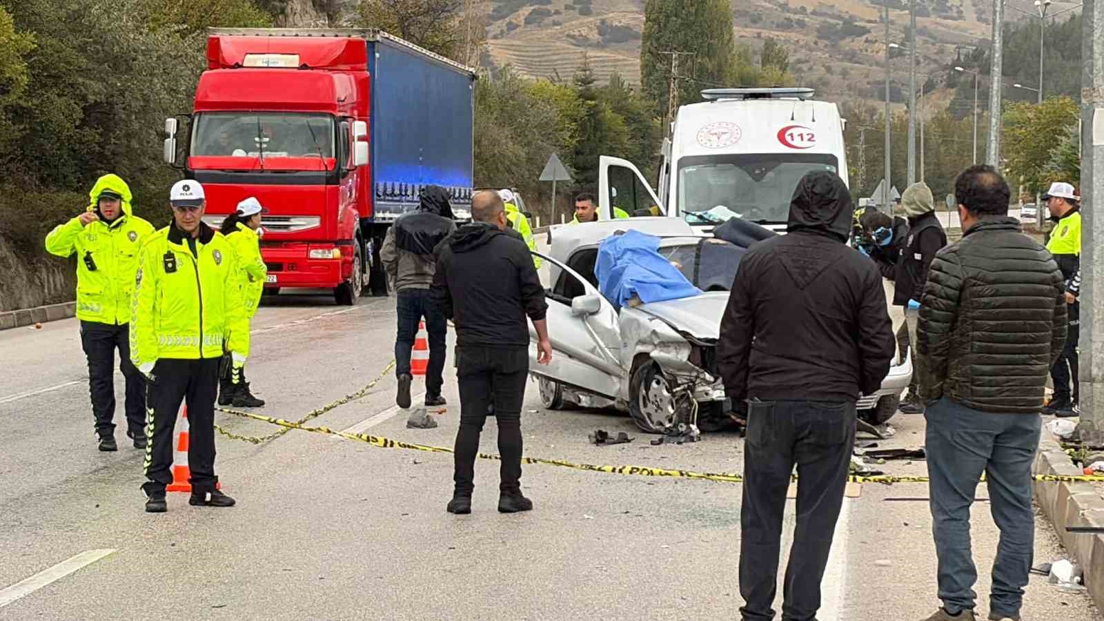 BURDUR-ANTALYA KARA YOLUNDA OTOMOBİLİNİN BARİYERLERE ÇARPMASI SONUCU MEYDANA GELEN TRAFİK KAZASINDA, OTOMOBİL SÜRÜCÜSÜ HAYATINI KAYBEDERKEN ARAÇTA BULUNAN 4 KİŞİ YARALANDI.
