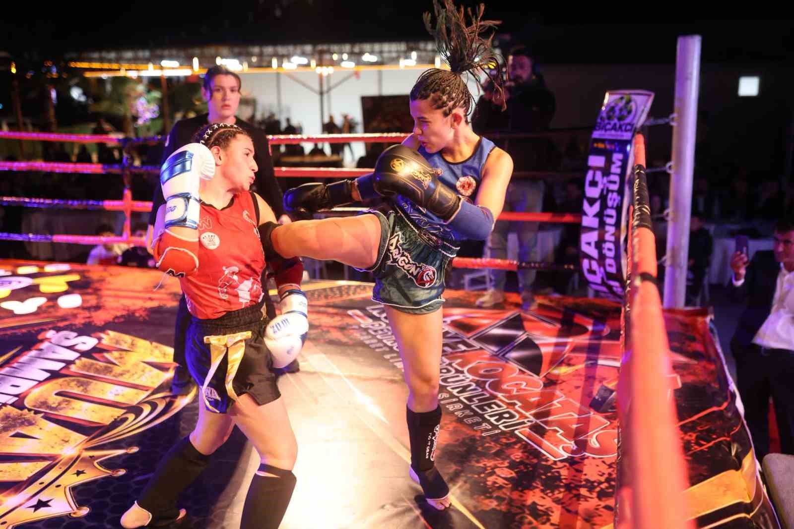 MANİSA’NIN ALAŞEHİR İLÇESİNDE DÜZENLENEN GELENEKSEL MUAYTHAİ GECESİ, 11 İLDEN 18 ELİT MİLLİ SPORCUNUN KATILIMIYLA GERÇEKLEŞTİRİLDİ. BİRBİRİNDEN ÇEKİŞMELİ MÜSABAKALARA SAHNE OLAN ORGANİZASYONDA SPORCULAR, RİNGDEKİ PERFORMANSLARIYLA İZLEYENLERE HEYECAN DOLU ANLAR YAŞATTI.
