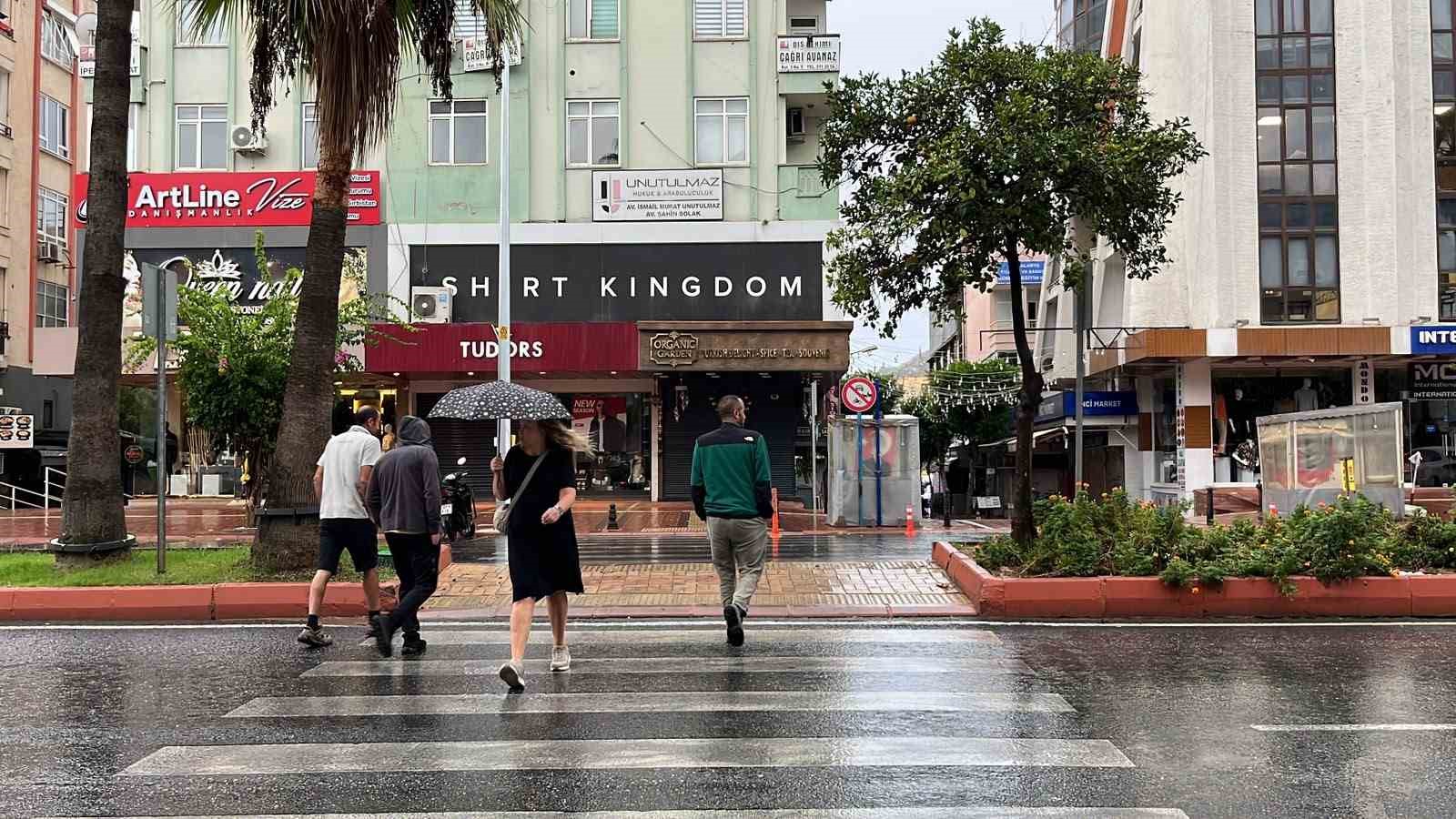 METEOROLOJİ 4. BÖLGE MÜDÜRLÜĞÜNÜN SAĞANAK YAĞIŞ UYARISINDA BULUNDUĞU ANTALYA’NIN ALANYA İLÇESİNDE, SABAH SAATLERİNDE YAĞIŞ ETKİLİ OLDU. YAĞMURA HAZIRLIKSIZ YAKALANAN VATANDAŞLAR ZOR ANLAR YAŞARKEN, UYARILARI DİKKATE ALAN BAZI VATANDAŞLAR İSE ŞEMSİYELERİYLE SOKAĞA ÇIKTI.