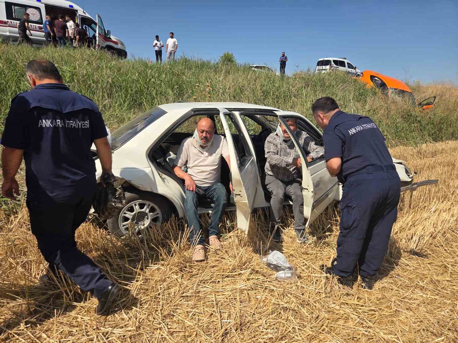 ANKARA’DA 2 OTOMOBİLİN KARIŞTIĞI TRAFİK KAZASINDA 5 KİŞİ YARALANDI. KAZADA İKİ ARAÇ DA TAKLA ATARAK YOL KENARINDAKİ UÇURUMA YUVARLANDI.