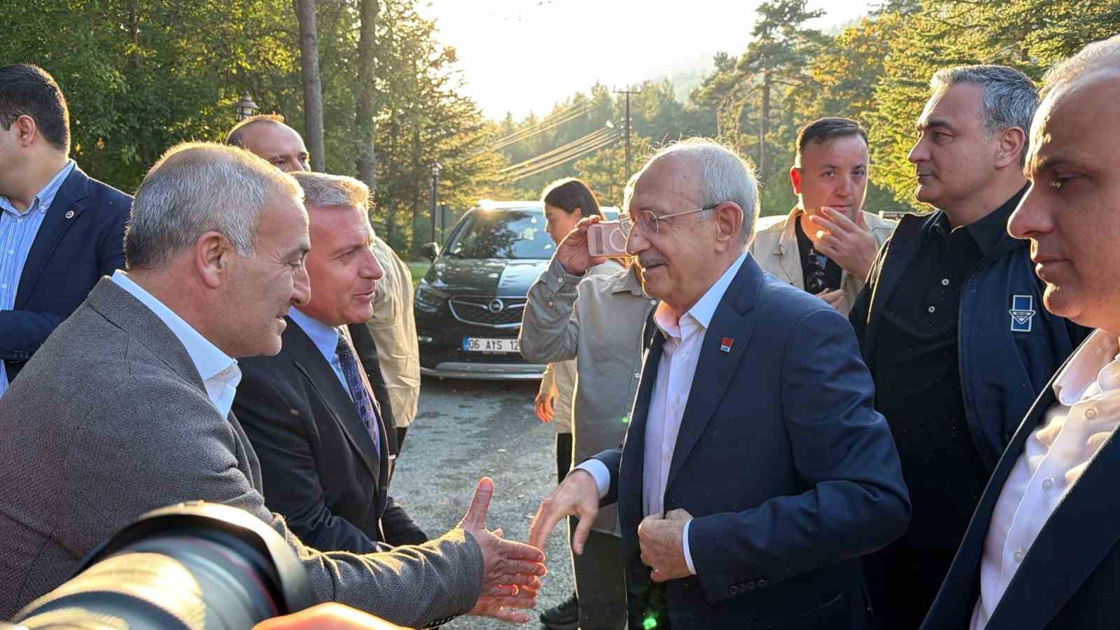 CUMHURİYET HALK PARTİSİ’NİN (CHP) BOLU ABANT'TA DÜZENLENEN TBMM YENİ YASAMA YILI DEĞERLENDİRME KAMPINDA, PANKART ASMAK İÇİN GETİRİLEN BİR KEPÇE OTEL GİRİŞİNDE BOZULDU. DAKİKALARCA UĞRAŞILMASINA RAĞMEN KEPÇE BULUNDUĞU YERDEN KALDIRILAMADI.
