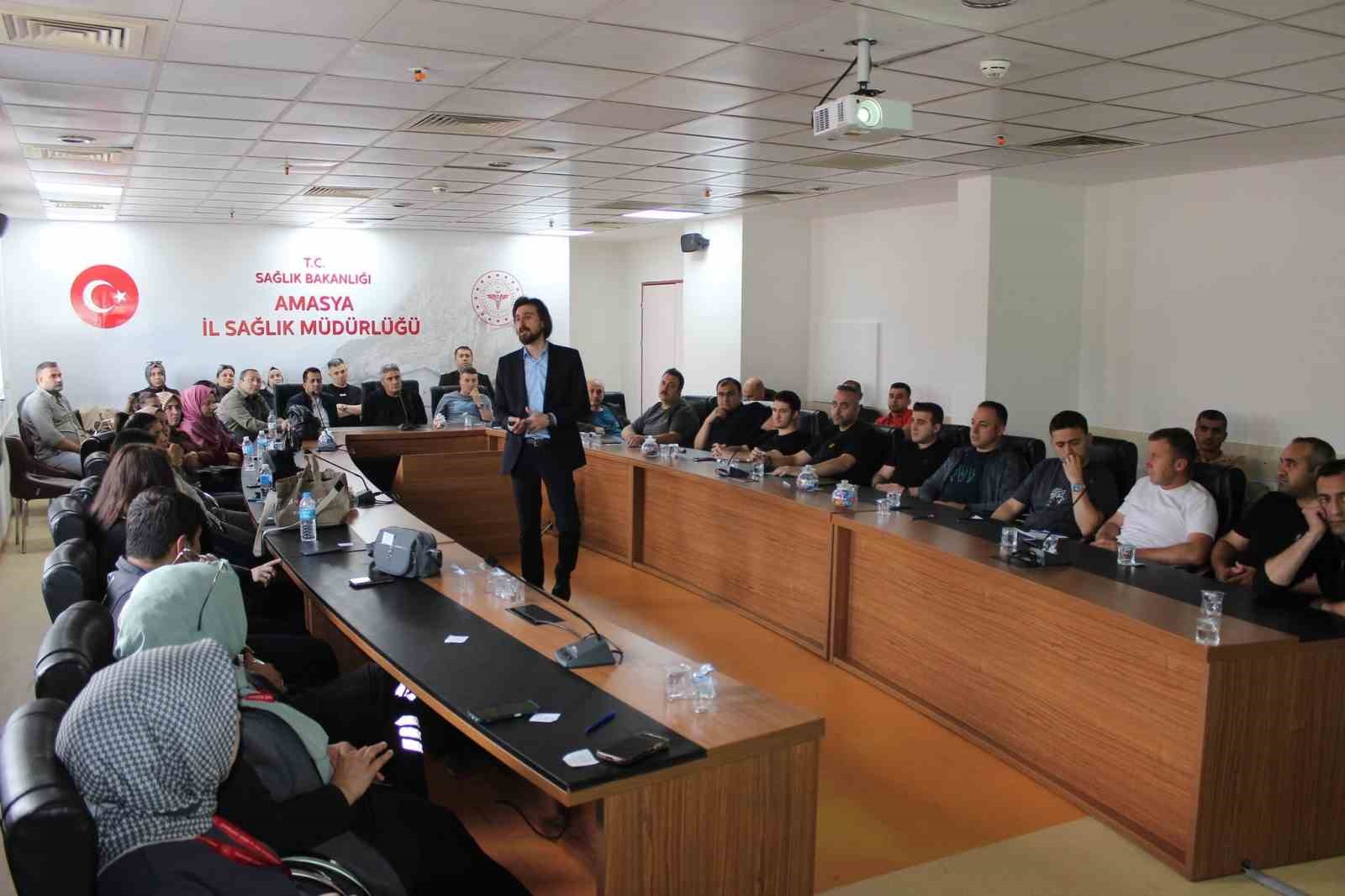 EĞİTİM SÜRECİ KRİZ YÖNETİMİ, ROL OYNAMA VE BİLİNÇLİ FARKINDALIK GİBİ İNTERAKTİF TEKNİKLERLE PEKİŞTİRİLDİ. PROGRAM SONUNDA EĞİTİMİ BAŞARIYLA TAMAMLAYAN KATILIMCILARA KATILIM SERTİFİKALARI VERİLDİ. HASTANEDEN YAPILAN AÇIKLAMADA ÇALIŞANLARIN GELİŞİMİNİ VE SAĞLIK HİZMETLERİNİN NİTELİĞİNİ DESTEKLEYEN EĞİTİMLERİN DEVAM EDECEĞİ BİLDİRİLDİ.