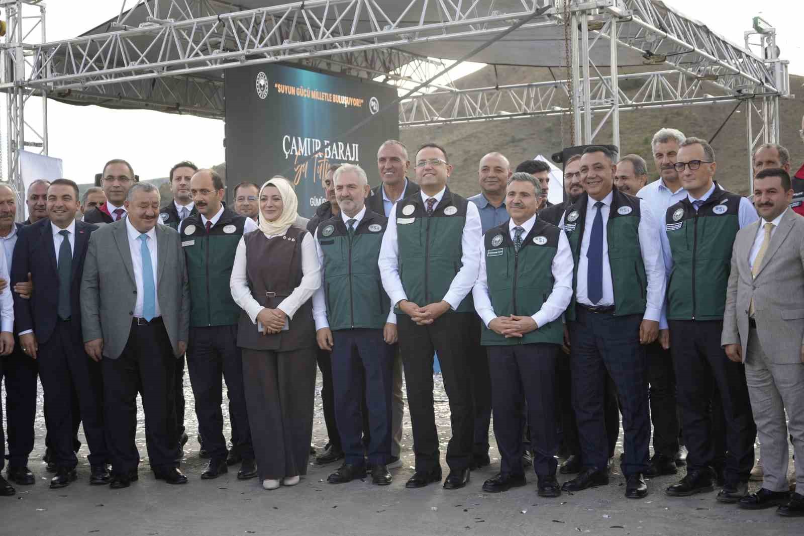 SU TUTMA TÖRENİNE KATILAN TARIM VE ORMAN BAKAN YARDIMCISI EBUBEKİR GİZLİGİDER VE DİĞER KATILIMCILAR