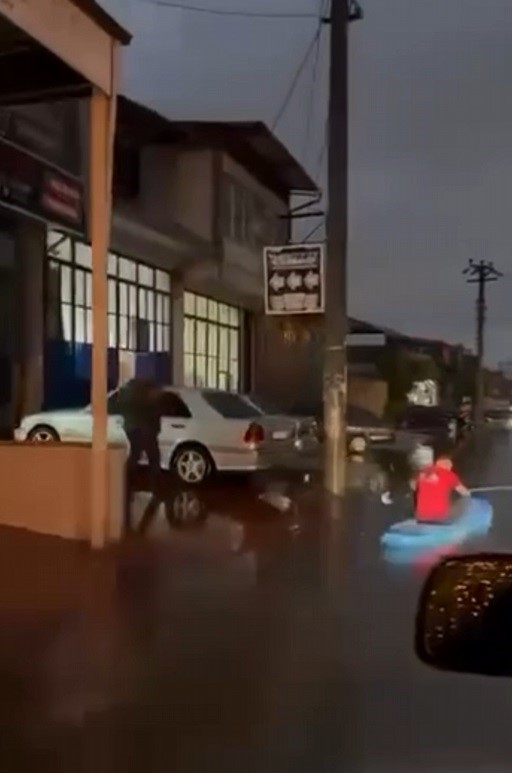 ADAPAZARI İLÇESİNDE BİR KİŞİ SOKAK ÜZERİNDE BİRİKEN SU ÜSTÜNDE SUP BOARD İLE GEZİNTİYE ÇIKTI. ZORLU HAVA ŞARTLARI ARASINDA TEBESSÜM ETTİREN BU İLGİNÇ ANLAR, ÇEVREDEKİ VATANDAŞLAR TARAFINDAN CEP TELEFONU KAMERALARIYLA KAYDEDİLDİ.