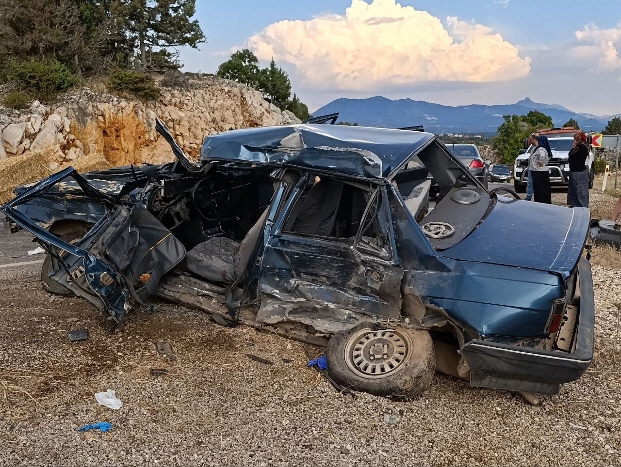 BEYŞEHİR İLÇESİNDE TIR İLE OTOMOBİLİN ÇARPIŞMASI SONUCU 1 KİŞİ HAYATINI KAYBETTİ, 1’İ AĞIR 3 KİŞİ DE YARALANDI.