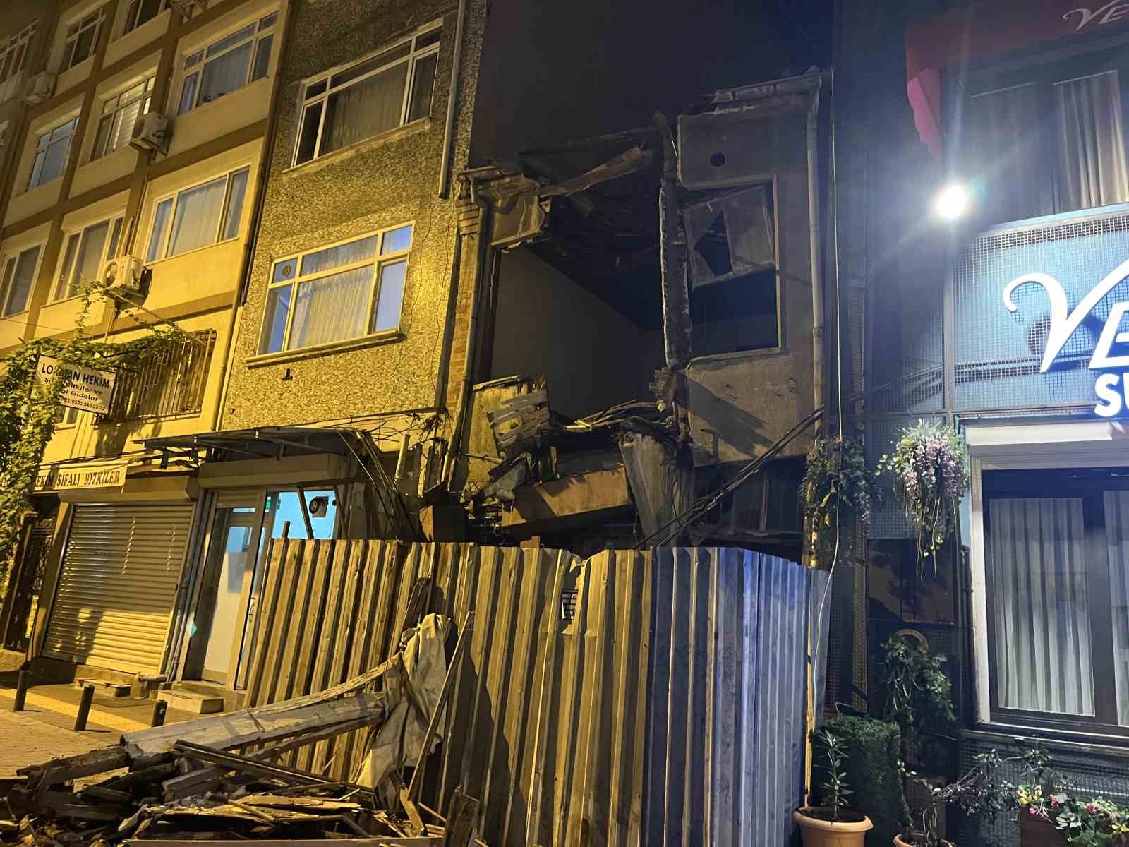 BAKIRKÖY’DE METRUK BİNANIN ÜST KATI SOKAĞA DOĞRU YIKILDI. BİNADAKİ KISMİ ÇÖKME ANI CEP TELEFONU KAMERASINA YANSIDI.