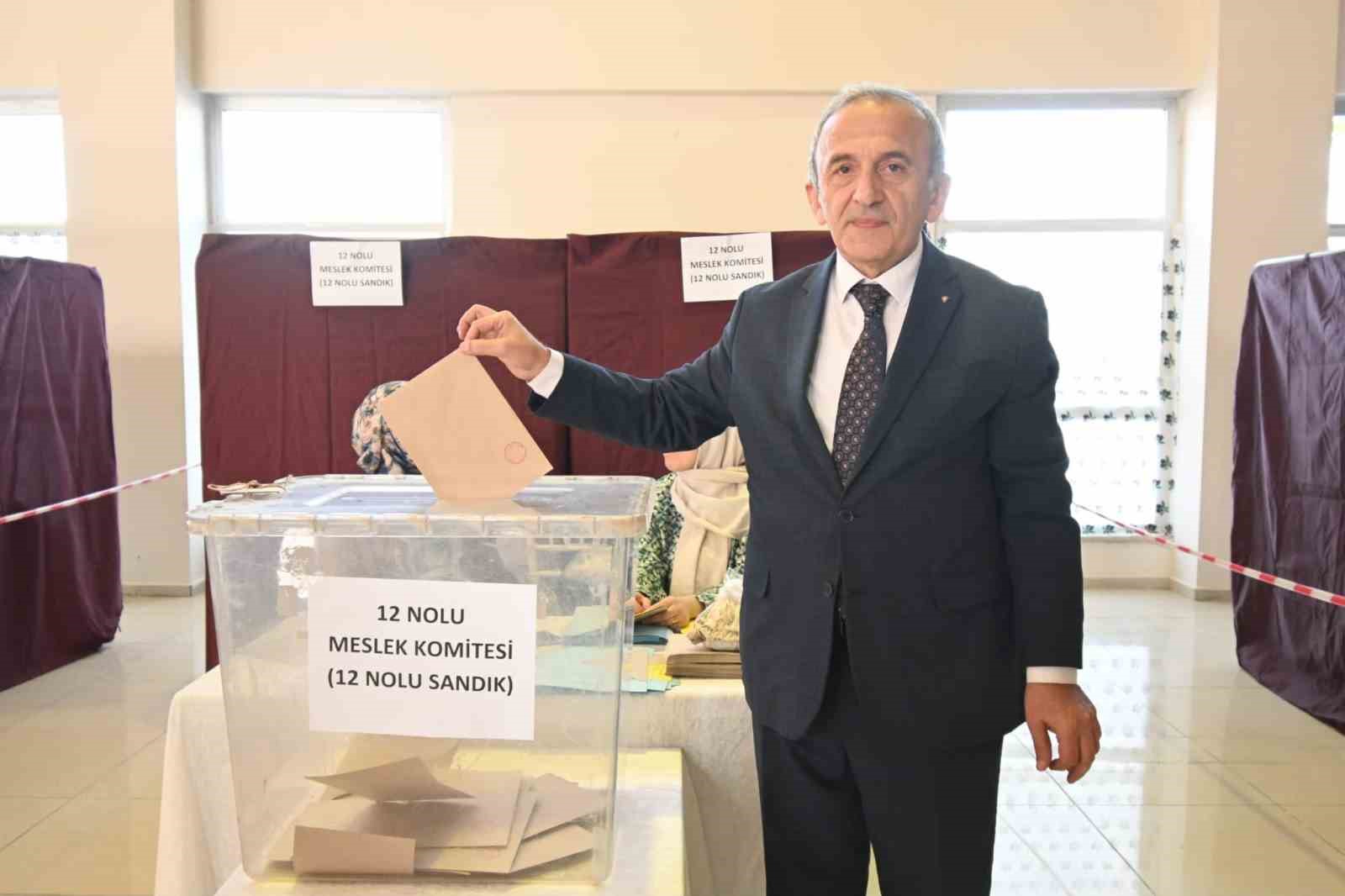 MANİSA TSO YÖNETİM KURULU BAŞKANI MEHMET YILMAZ, "YAKLAŞIK 4 AYDIR SAHADAYDIK. KİMSEYLE DİDİŞMEDİK, TARTIŞMALARIN İÇERİSİNDE OLMADIK. İŞİMİZİ YAPTIK, ÜYELERİMİZİ DİNLEDİK VE ÇALIŞMALARIMIZI ANLATTIK. GÜNÜN SONUNDA SON SÖZÜ ÜYELERİMİZ SANDIKTA SÖYLEDİ. ORTAYA ÇIKAN İRADE HER ŞEYİN ÜZERİNDEDİR" DEDİ.