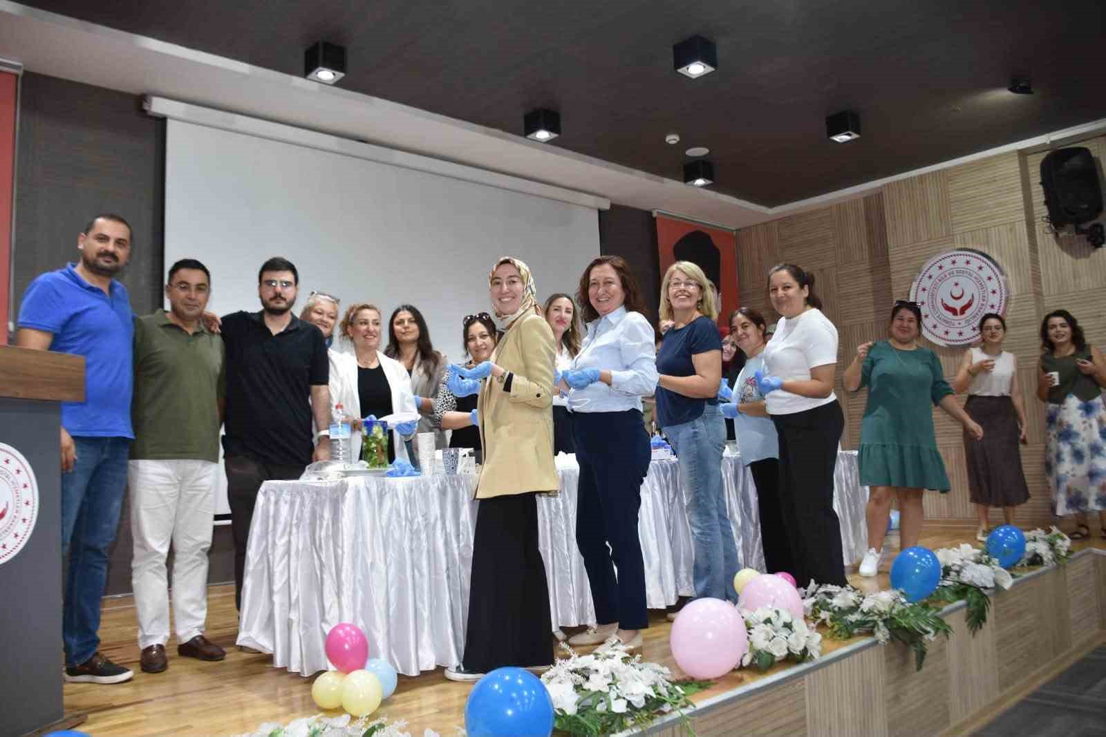 AYDIN’DA DÜNYA ŞEKERE DİKKAT HAFTASI KAPSAMINDA DÜZENLENEN ATÖLYEDE KATILIMCILAR, İLAVE ŞEKER İÇERMEYEN VE PİŞİRME GEREKTİRMEYEN PRATİK TARİFLERİ UYGULAMALI OLARAK HAZIRLAYIP TADINA BAKTI.