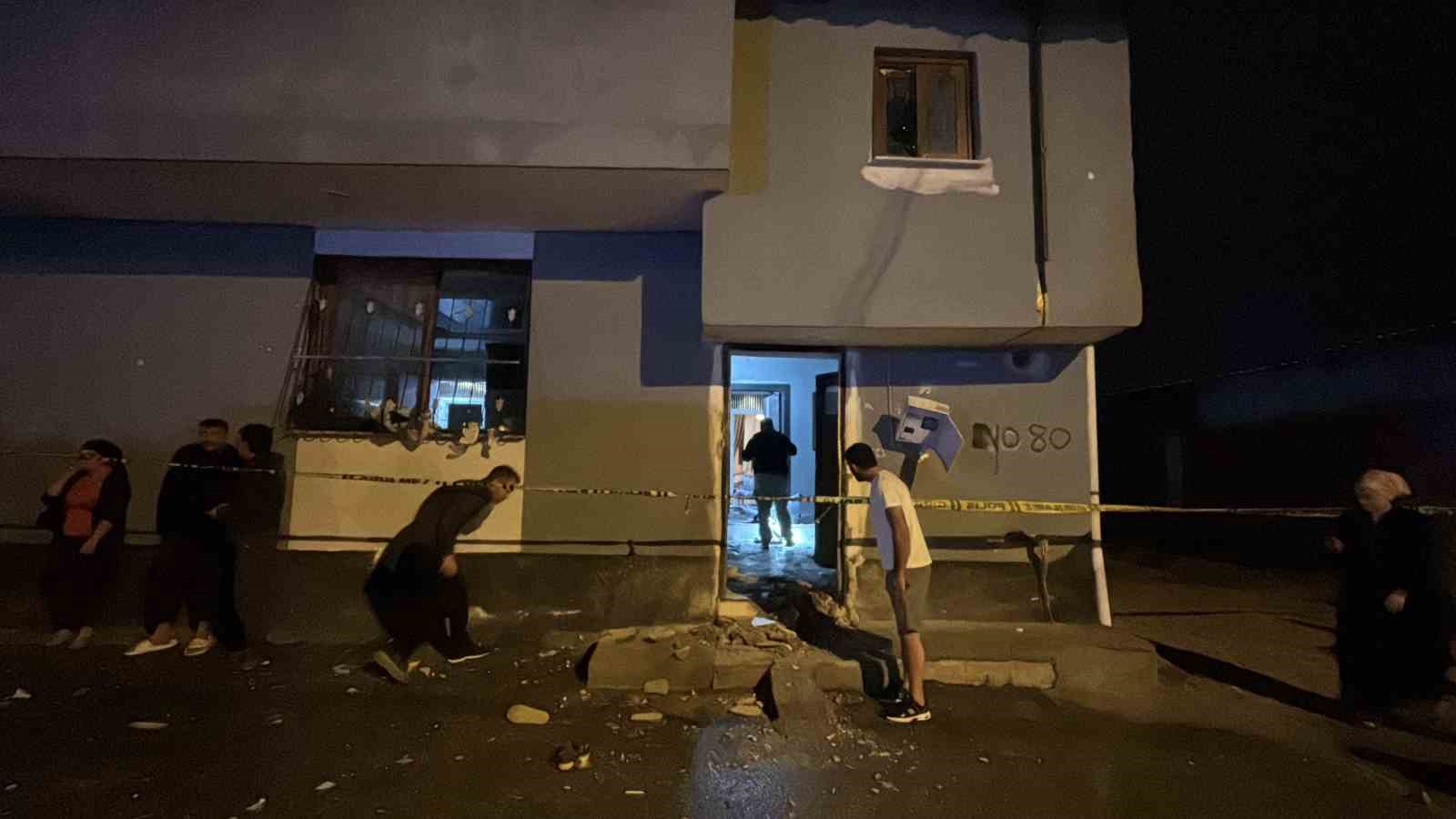 ADANA'DA BİR EVE, MOTOSİKLETLE GELEN KİMLİĞİ BELİRSİZ 2 KİŞİ TARAFINDAN EL YAPIMI PATLAYICI ATILDI. PATLAMADA YARALANAN OLMAZKEN EVDE GENİŞ ÇAPLI HASAR MEYDANA GELDİ. POLİS, SALDIRGANLARI YAKALAMAK İÇİN ÇALIŞMA BAŞLATTI.