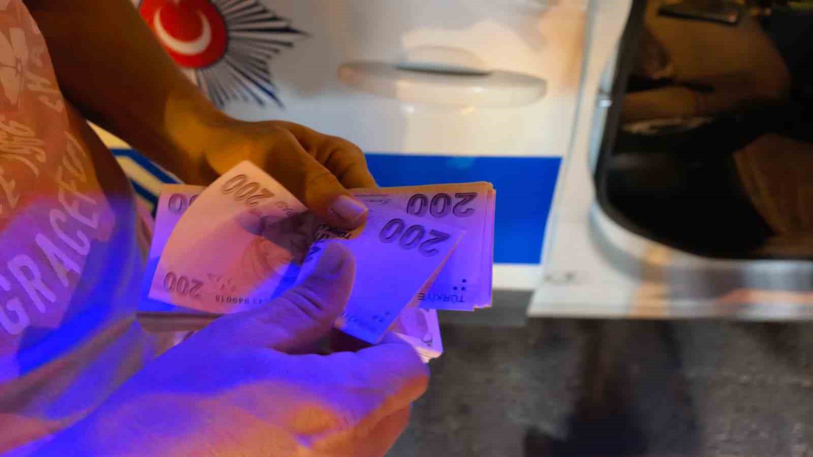 BURSA’NIN İNEGÖL İLÇESİNDE DUYARLI VATANDAŞ YASİN AKDUMAN, ARAÇ KAPUTUNUN ÜZERİNDE BULDUĞU VE İÇERİSİNDE YAKLAŞIK 30 BİN TL BULUNAN ÇANTAYI SAHİBİNE ULAŞTIRILMASI İÇİN POLİSE TESLİM ETTİ.