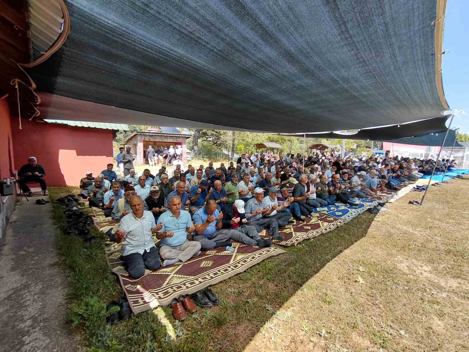 BOLU'NUN MUDURNU İLÇESİNDE GELENEKSEL OLARAK DÜZENLENEN ABANT ÖRENCİK KÖYÜ HACET BAYRAMI, BU YIL DA YAYLADA RENKLİ GÖRÜNTÜLERE VE KIYASIYA GÜREŞ MÜSABAKALARINA SAHNE OLDU.