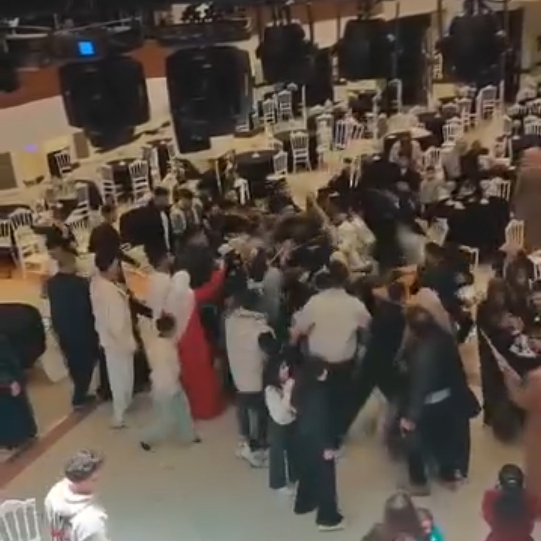 BOLU’DA BİR DÜĞÜN SALONUNDA İDDİAYA GÖRE TAKI MESELESİ YÜZÜNDEN ÇIKAN TARTIŞMA KISA SÜREDE MEYDAN KAVGASINA DÖNÜŞTÜ. TEKME, YUMRUK VE SANDALYELERİN HAVADA UÇUŞTUĞU, DAVETLİLERİN KORKU DOLU ANLAR YAŞADIĞI KAVGA CEP TELEFONU KAMERASINA YANSIDI.
