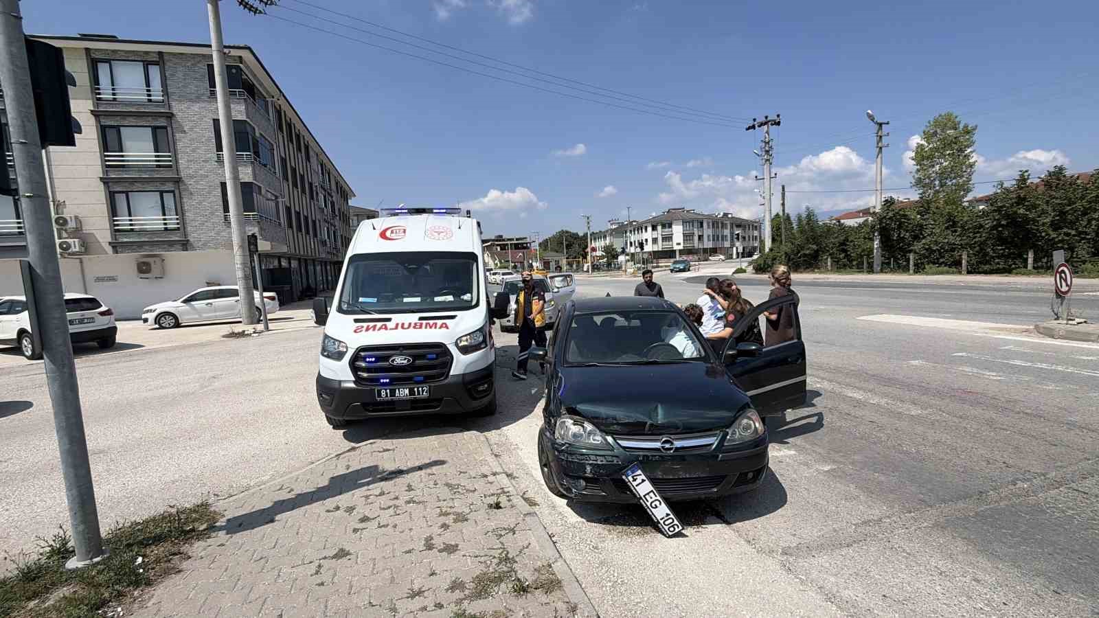 DÜZCE’DE KIRMIZI IŞIKTA ANİDEN ŞERİT DEĞİŞTİREN ARACA ARKASINDAN GELEN OTOMOBİL ÇARPTI. KAZADA 2 KİŞİ YARALANDI.