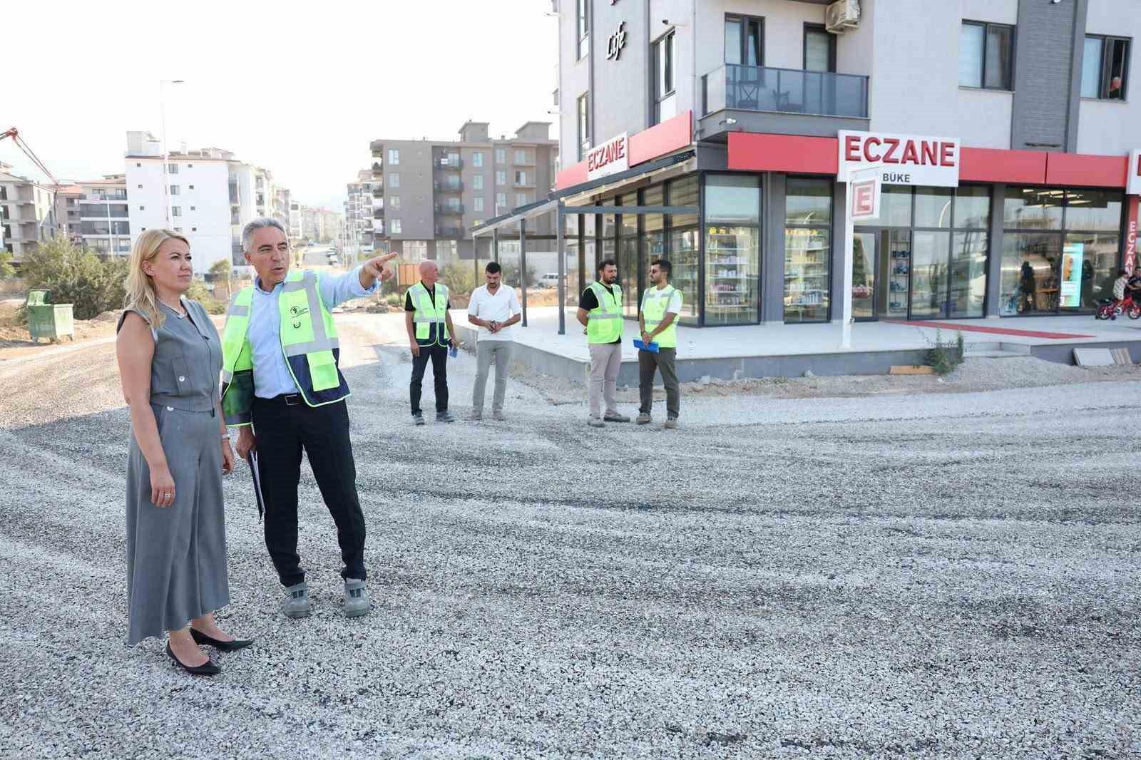 MERKEZEFENDİ BELEDİYESİ, İLÇE GENELİNDE ULAŞIM GÜVENLİĞİNİ VE KONFORUNU ARTIRMAK AMACIYLA YOL ÇALIŞMALARINI SÜRDÜRÜYOR. MERKEZEFENDİ BELEDİYE BAŞKANI ŞENİZ DOĞAN, KARAHASANLI MAHALLESİ’NDE YÜRÜTÜLEN ÇALIŞMALARI YERİNDE İNCELEYEREK EKİPLERDEN BİLGİ ALDI, MAHALLE ESNAFINI ZİYARET ETTİ.