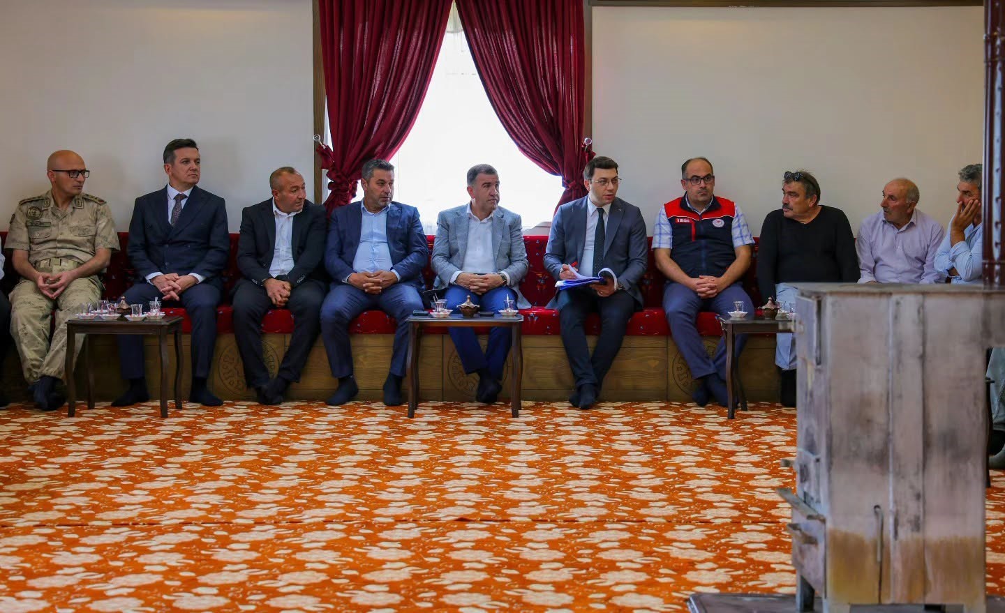 BAYBURT VALİSİ MUSTAFA ELDİVAN, GEÇTİĞİMİZ AY YANGIN AFETİ YAŞANAN YAZYURDU KÖYÜNDE YANGINDAN ETKİLENEN VATANDAŞLARLA BİR ARAYA GELEREK GEÇMİŞ OLSUN DİLEKLERİNİ İLETTİ, TALEP VE İHTİYAÇLARINI DİNLEDİ