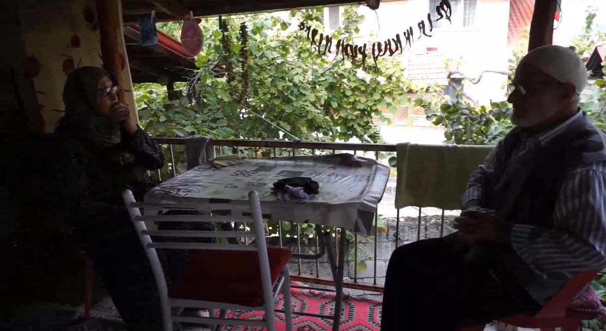 BURDUR'UN GÖLHİSAR İLÇESİNDE YAŞAYAN RAMAZAN VE NAZİRE EROĞUZ ÇİFTİ, 72 YILLIK EVLİLİKLERİYLE YILLARA MEYDAN OKUYOR. 1931 DOĞUMLU ÇİFT, HAYATIN TÜM ZORLUKLARINI BİRLİKTE GÖĞÜSLERKEN, ARADAN GEÇEN ONLARCA YILA RAĞMEN BİRBİRLERİNE OLAN BAĞLILIKLARINDAN VAZGEÇMEDİ.