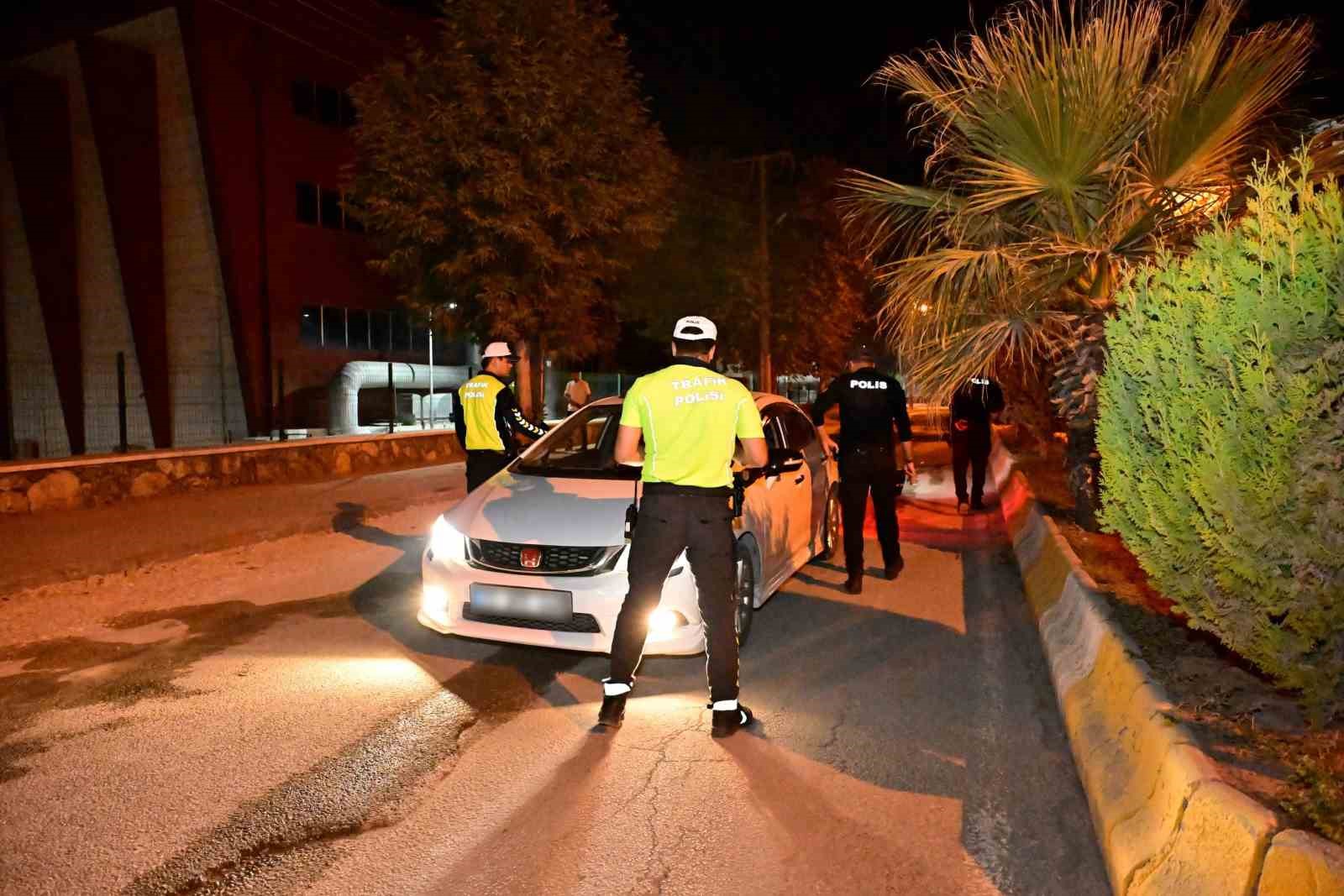 ADIYAMAN’DA POLİS EKİPLERİ TARAFINDAN KENT GENELİNDE HUZUR VE GÜVENLİĞİN SAĞLANMASI AMACIYLA GENEL ASAYİŞ UYGULAMASI GERÇEKLEŞTİRİLDİ.