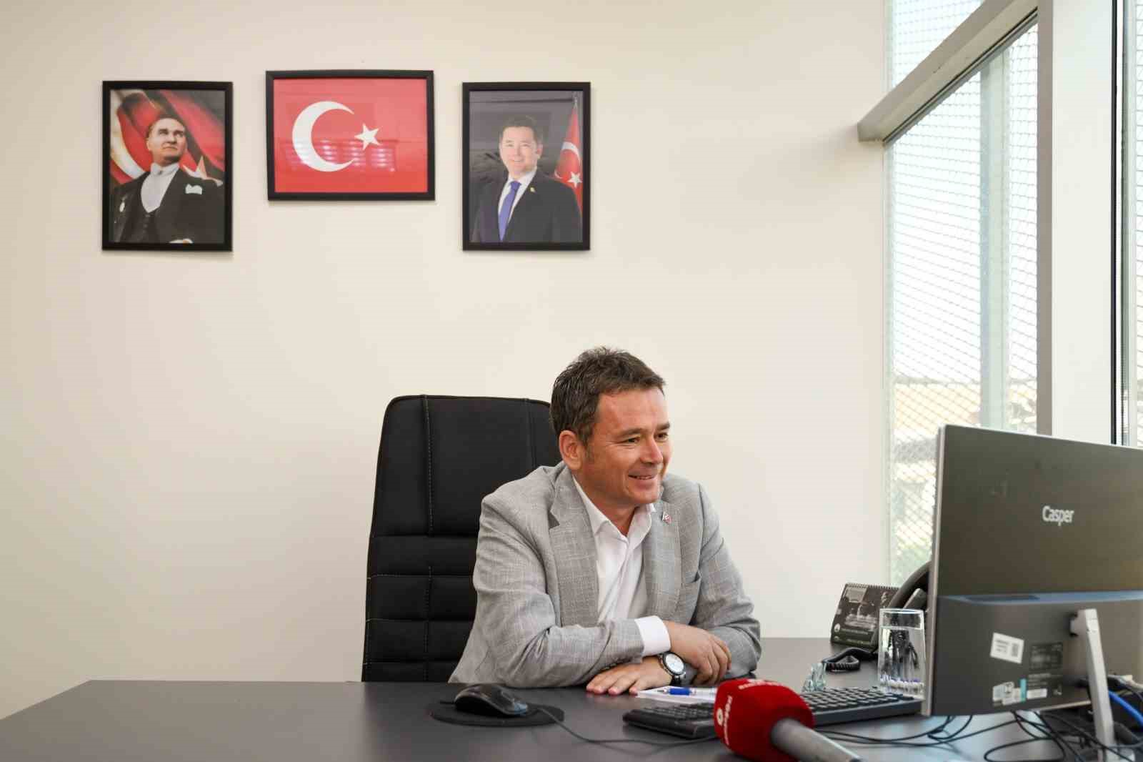 OSMANGAZİ’DE YAŞAYAN VATANDAŞLARIN TALEP VE BEKLENTİLERİNİ DOĞRUDAN DİNLEMEK AMACIYLA TELEFONUN BAŞINA GEÇEREK GELEN ÇAĞRILARI YANITLAYAN OSMANGAZİ BELEDİYE BAŞKANI ERKAN AYDIN, SAMİMİ GÖRÜŞMELER GERÇEKLEŞTİREREK İLETİLEN TALEPLERİN HIZLI BİR ŞEKİLDE ÇÖZÜME KAVUŞTURULMASINI SAĞLADI. OSMANGAZİ BELEDİYESİ, VATANDAŞI ÖNCELEYEN BU ANLAYIŞIYLA TÜRKİYE GENELİNDEKİ MEMNUNİYET LİSTESİNDE ZİRVEDE YER ALDI.
