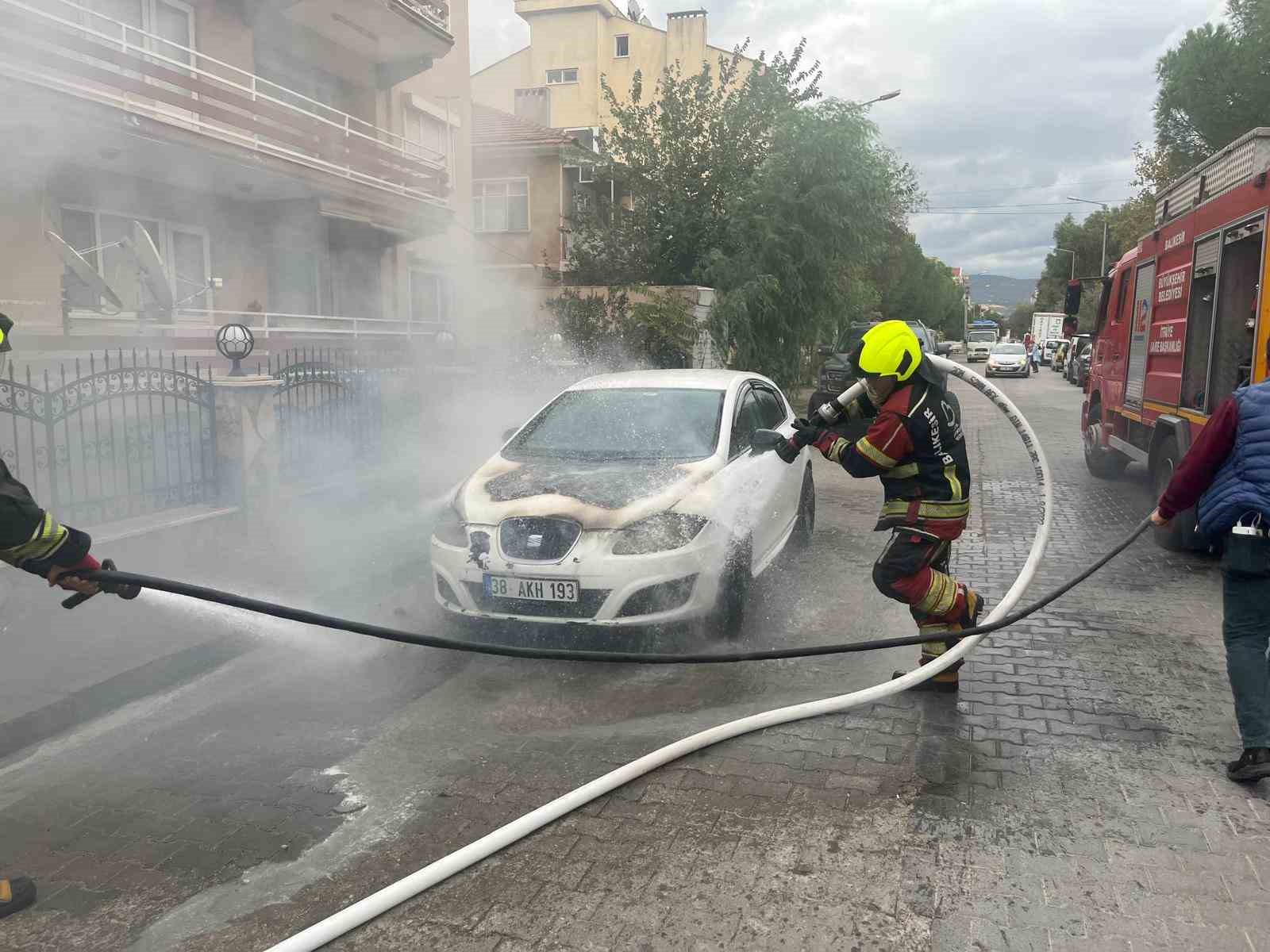 BALIKESİR’İN BURHANİYE İLÇESİNDE CADDE ÜZERİNDE ANİDEN ALEV ALAN OTOMOBİL, İTFAİYE EKİPLERİNİN ZAMANINDA MÜDAHALESİYLE ÇEVREDEKİ BİNALARA SIÇRAMADAN SÖNDÜRÜLDÜ.