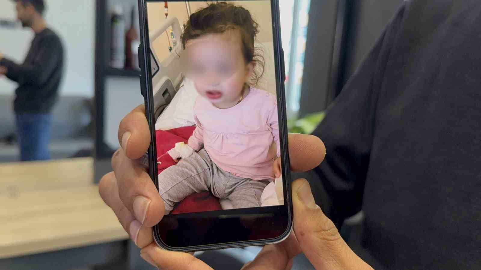 TOKAT’TA, HALK ARASINDA "AĞLAYAN ÇİÇEK" OLARAK BİLİNEN DİFENBAHYA BİTKİSİNİ YİYEN 2 YAŞINDAKİ ÇOCUK, DUDAKLARINDA VE BOĞAZINDA ŞİŞLİK OLUŞMASI ÜZERİNE YOĞUN BAKIMA ALINDI. TEDAVİSİNİN ARDINDAN SAĞLIK DURUMU İYİYE GİDEN ÇOCUĞUN HAYATİ TEHLİKEYİ ATLATTIĞI ÖĞRENİLDİ.
