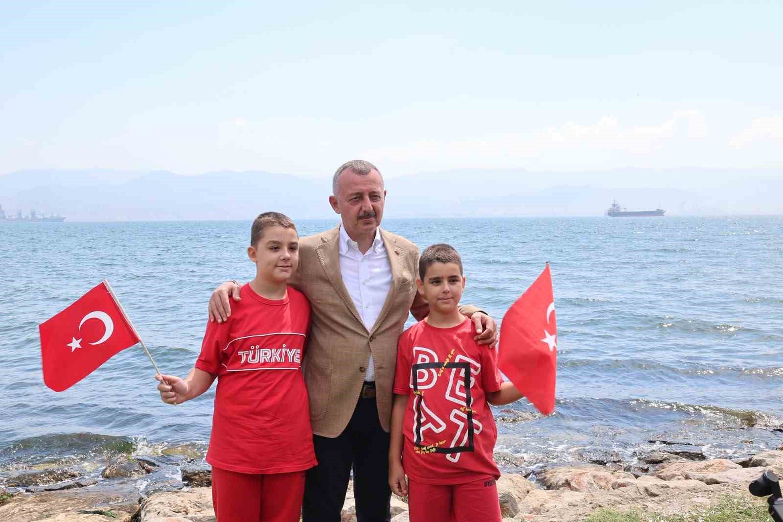 TEKNOFEST MAVİ VATAN ETKİNLİKLERİ ÖNCESİ TÜRK DONANMASININ İZMİT KÖRFEZİ'NDEKİ SELAMLAMA GEÇİŞİ COŞKUYLA İZLENDİ.