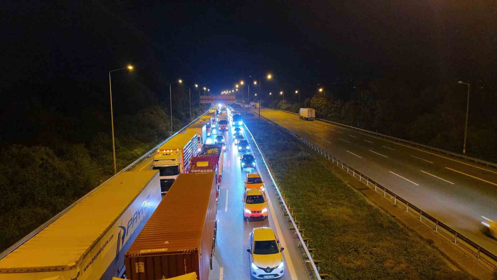 ANADOLU OTOYOLU DÜZCE KESİMİNDE KİMYASAL MADDELERİN BULUNDUĞU VARİLLERİ TAŞIYAN TIR ARACI DEVRİLDİ. OTOYOL JANDARMA EKİPLERİ YOLA AKAN MAZOT VE ARACIN KİMYASAL MADDE YÜKLÜ OLMASI NEDENİYLE OLABİLECEK BİR KAZAYI ÖNLEMEK İÇİN İSTANBUL İSTİKAMETİNE GİDEN ARAÇLARI GÖLYAKA GİŞELERDEN D-100 KARAYOLUNA YÖNLENDİRMEYE BAŞLADI.