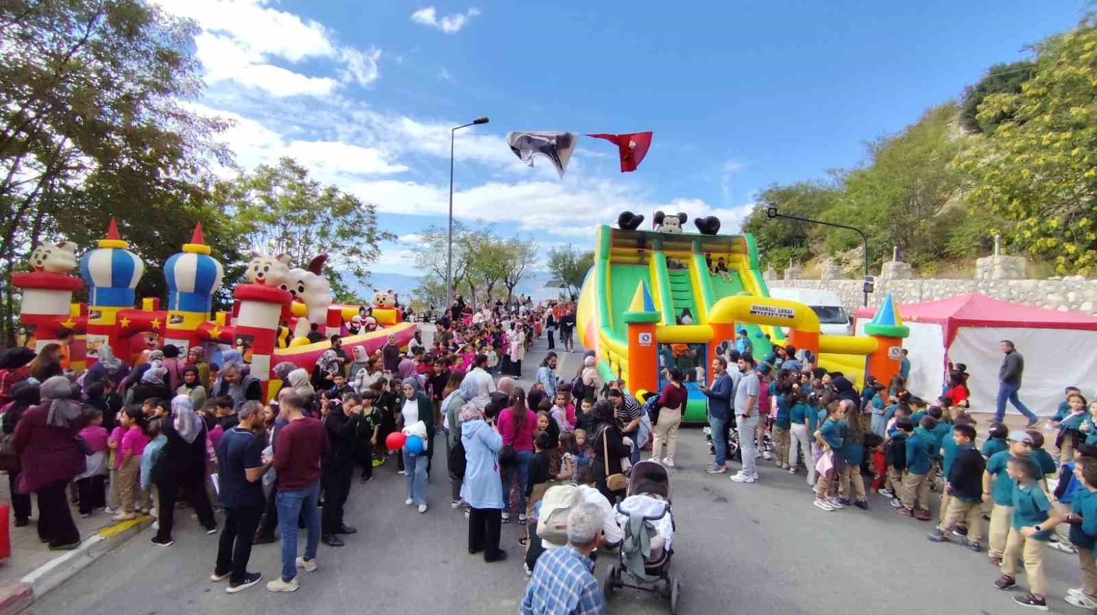 KARAMAN'DA ERMENEK ÇOCUK ŞENLİĞİ'NDE YAKLAŞIK BİN 300 ÖĞRENCİ DOYASIYA EĞLENDİ.