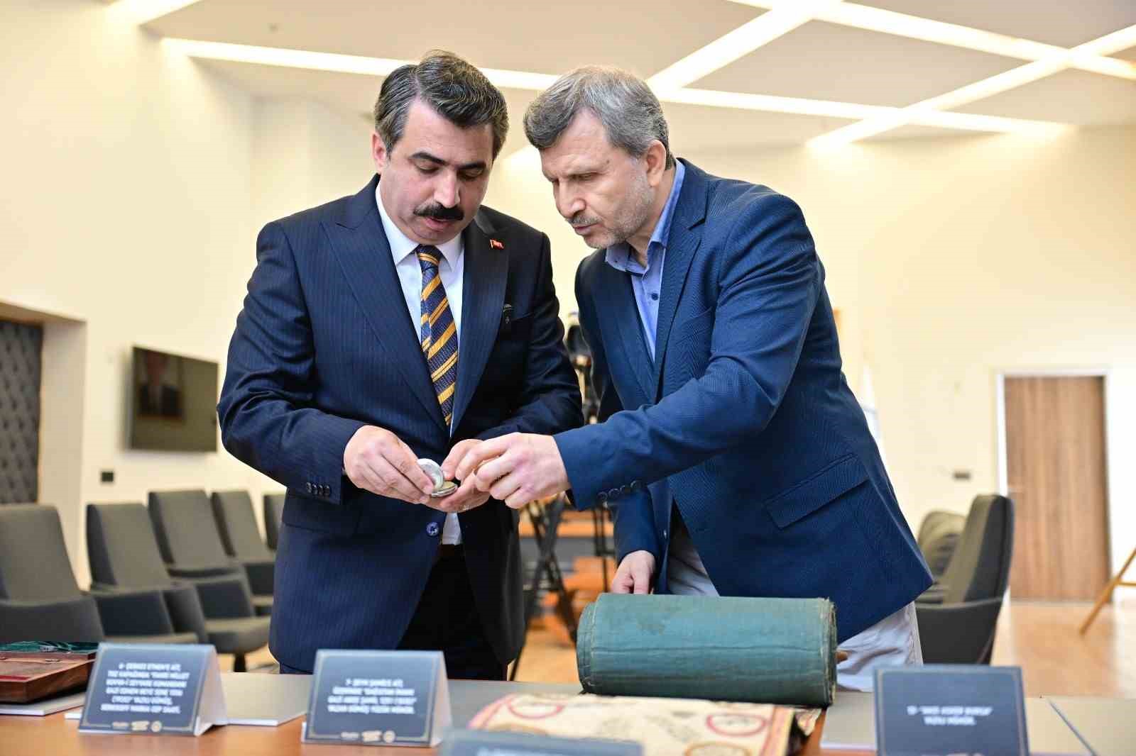 YILDIRIM BELEDİYESİ, KENTİN TARİHİ VE KÜLTÜREL HAFIZASINA GÜÇ KATACAK ÖNEMLİ BİR PROJEYİ DAHA HAYATA GEÇİRİYOR. FARKLI DÖNEMLERE AİT KÜLTÜREL VE MANEVİ DEĞERİ YÜKSEK OBJELERİN YANI SIRA BURSA’NIN GEÇMİŞİNİ YANSITAN ESERLERİN YER ALACAĞI MÜZE İÇİN İLK ADIM ATILDI. KÜLTÜREL VE MANEVİ DEĞERİ YÜKSEK ÇOK SAYIDA OBJENİN YANI SIRA, KENTİN GEÇMİŞİNE IŞIK TUTAN TARİHİ ESERLERİN YER ALACAĞI MÜZE İÇİN ÇALIŞMA BAŞLATILDI.
