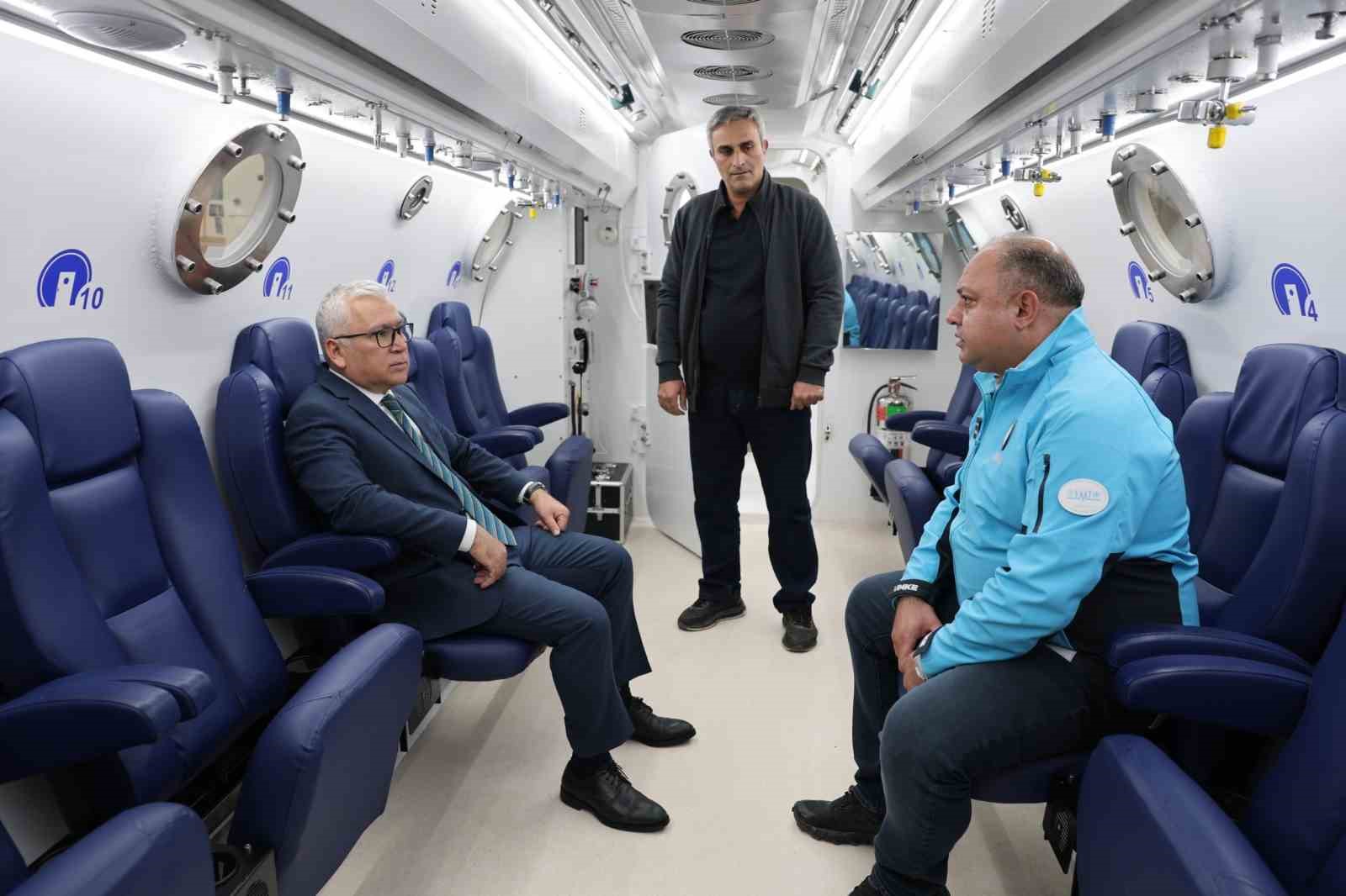 SİVAS VALİSİ YILMAZ ŞİMŞEK, TURHAL ŞEKER FABRİKASI’NDA MEYDANA GELEN KARBONMONOKSİT ZEHİRLENMESİ SONRASI SİVAS’TA TEDAVİ ALTINA ALINAN İŞÇİLERİ HASTANEDE ZİYARET ETTİ.