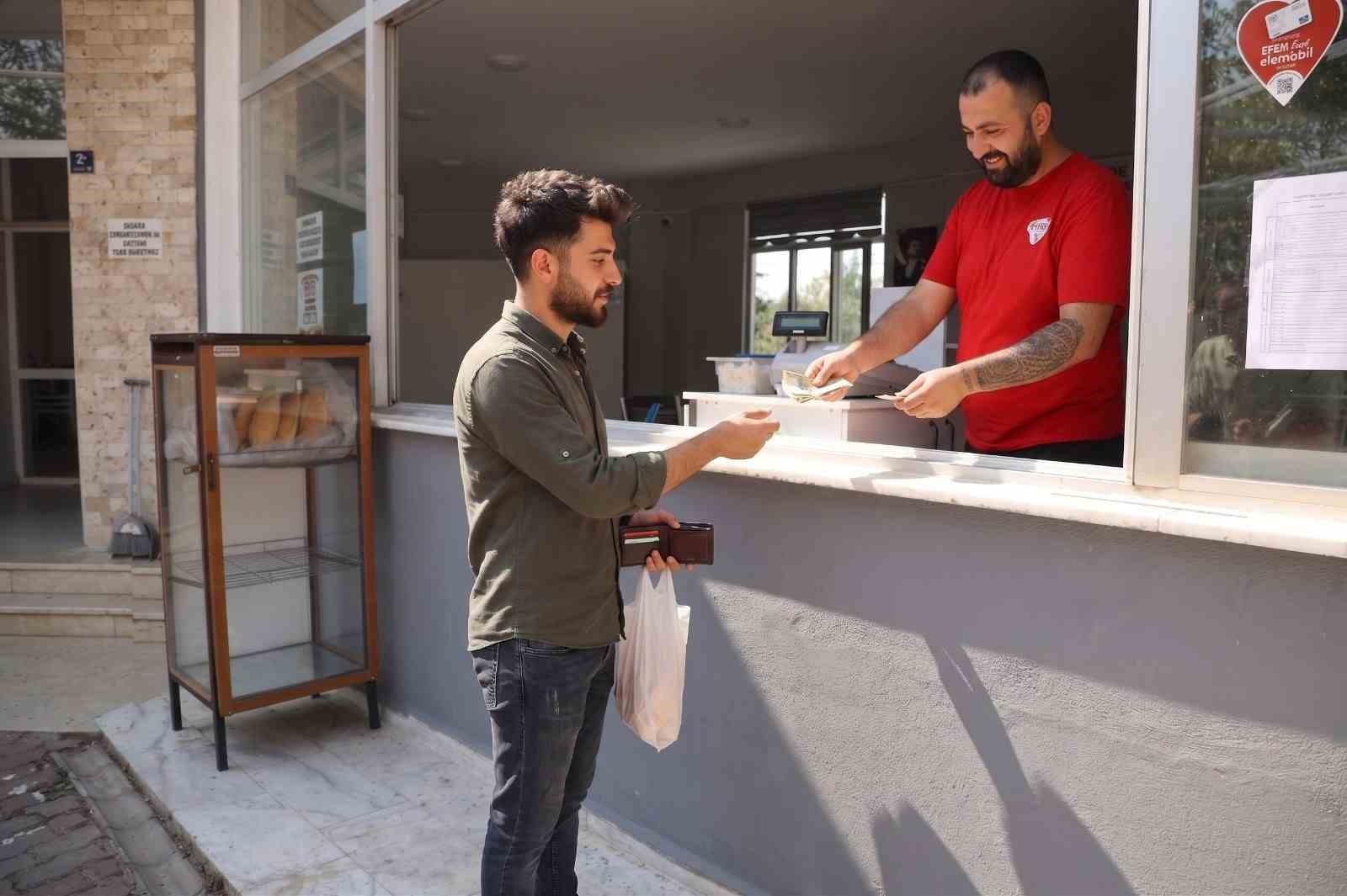 EFELER BELEDİYESİ’NİN SOSYAL BELEDİYECİLİK ÇALIŞMALARI KAPSAMINDA HAYATA GEÇİRİLEN EFE EKMEK, 200 GRAMLIK EKMEKLERİ 12,50 TL’DEN VATANDAŞLARLA BULUŞTURARAK AİLE BÜTÇESİNE KATKI SAĞLIYOR.