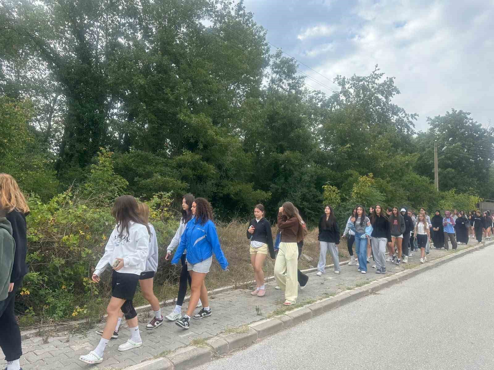 SAKARYA'DA DÜZENLENEN MACERA PARK DOĞA KAMPLARI, FARKLI YAŞ GRUPLARINDAN GENÇLERİN KATILIMIYLA SÜRÜYOR.