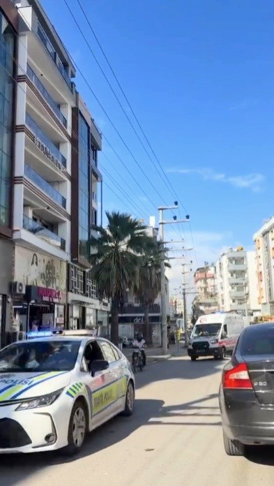AMBULANS, ÇOCUĞUN HASTANEYE HIZLI ŞEKİLDE ULAŞTIRILMASI İÇİN POLİS EKİPLERİNİN ESKORTU EŞLİĞİNDE YOLA ÇIKTI.