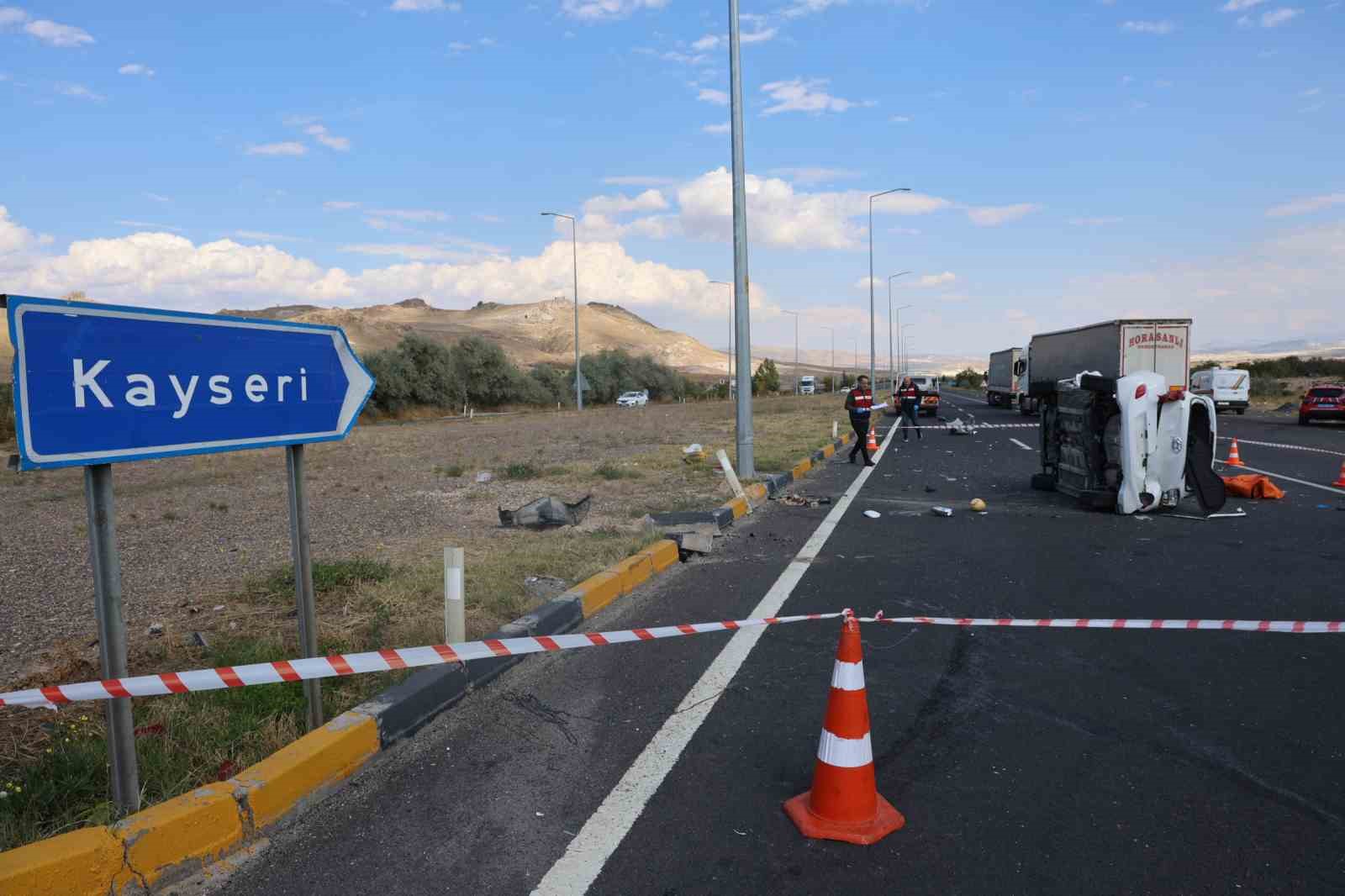 NEVŞEHİR’DE KAMYONET İLE OTOMOBİLİN ÇARPIŞMASI SONUCU MEYDANA GELEN TRAFİK KAZASINDA 2 KİŞİ HAYATINI KAYBETTİ
