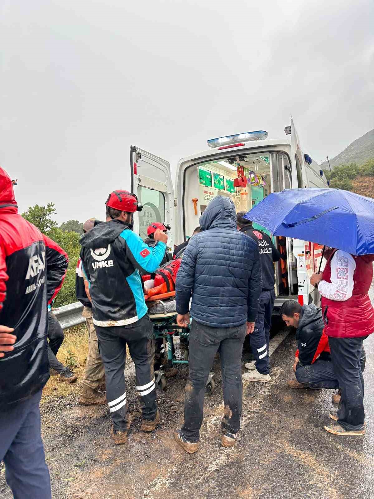 KONTROLLERİ VE GEREKLİ MÜDAHALELERİ YAPILAN HASTA, DAHA SONRA 112 ACİL SAĞLIK EKİPLERİNE TESLİM EDİLDİ. EKİPLERİN KOORDİNELİ ÇALIŞMASIYLA HASTA, HASTANEYE SEVK EDİLDİ.