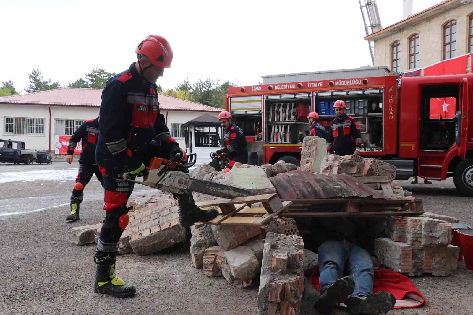 DEPREM SENARYOSU GEREĞİ ENKAZ ALTINDA MAHSUR KALAN BİR KİŞİ KURTARMA ÇALIŞMASI YAPILDI.