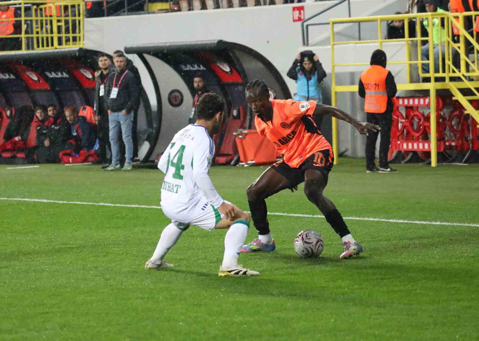 ÇORUM FK, TRENDYOL SÜPER LİG’İN 8. HAFTASINDA ÇAYKUR RİZESPOR’U KONUK EDİYOR. MÜSABAKANIN İLK YARISI 1-1'LİK BERABERLİKLE TAMAMLANDI.