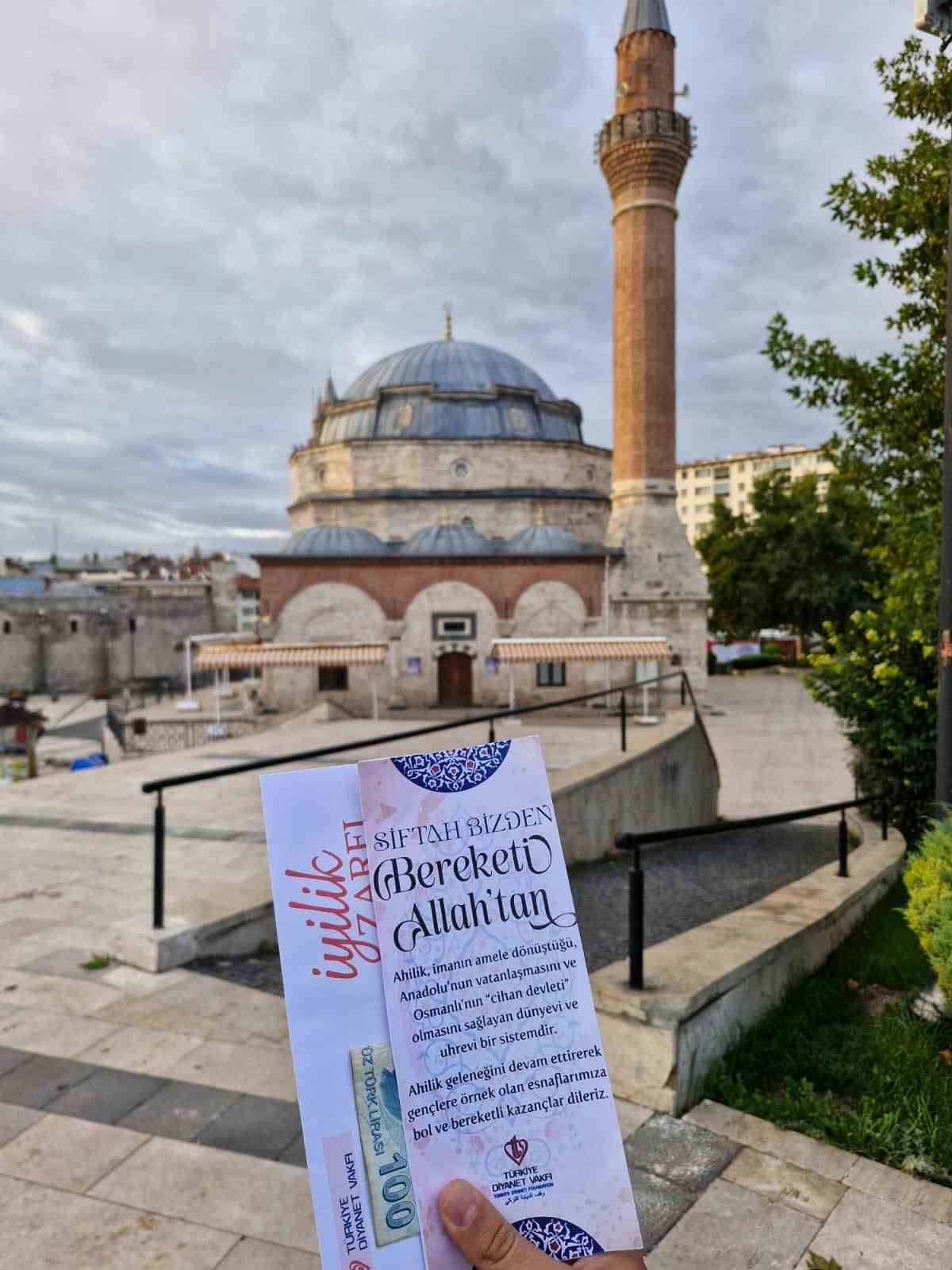 ÜNİVERSİTE ÖĞRENCİLERİ, AHİLİK KÜLTÜRÜNÜ YAŞATMAK AMACIYLA SABAH NAMAZININ ARDINDAN HENÜZ İŞ YERİNİ AÇMAMIŞ ESNAFIN KAPISINA SİFTAH PARASI VE NOT BIRAKTI.