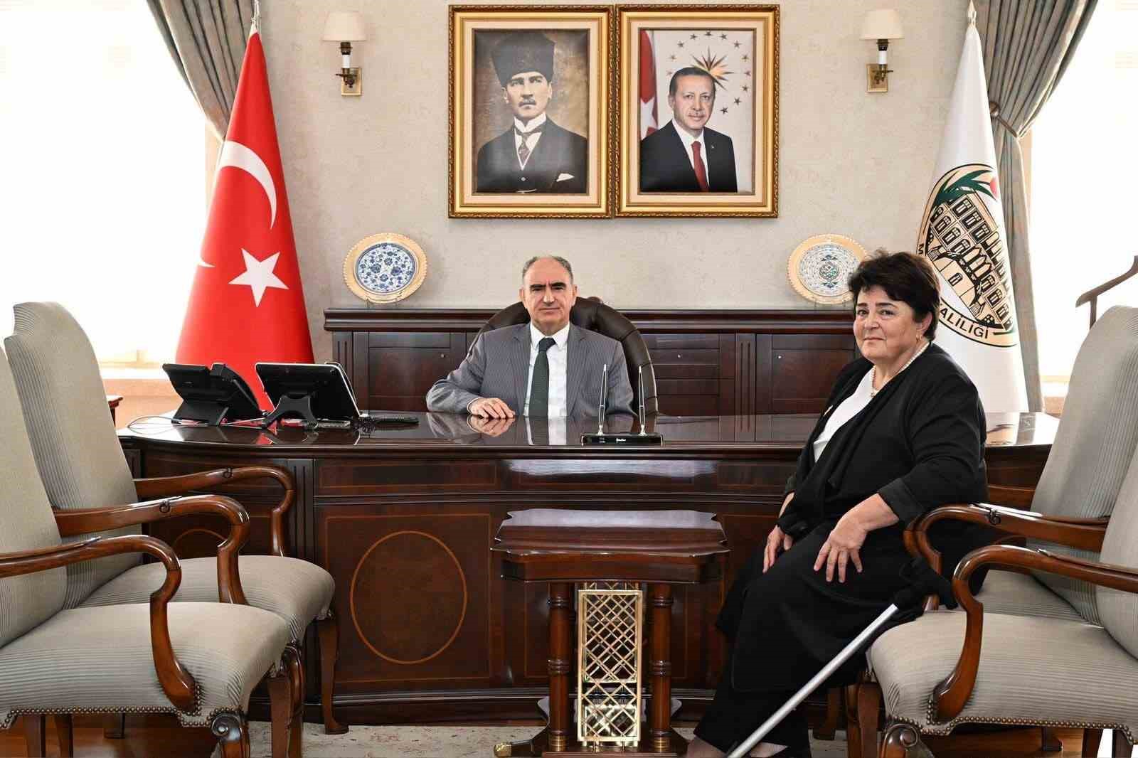 MANİSA İL NÜFUS VE VATANDAŞLIK MÜDÜRÜ AYŞE SERAP GÜNEY, 45 YILLIK MESLEK HAYATINI EMEKLİLİKLE NOKTALARKEN MESAİ ARKADAŞLARININ DÜZENLEDİĞİ SÜRPRİZ DOĞUM GÜNÜ VE UĞURLAMA PROGRAMINDA DUYGU DOLU ANLAR YAŞADI.