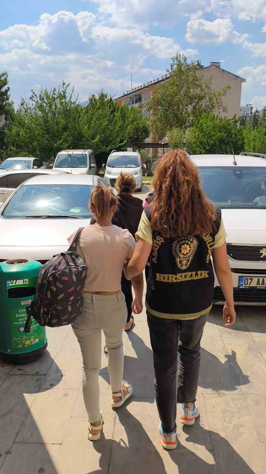 ANTALYA’DA TRAMVAYDA BİR KİŞİNİN CÜZDANINI YANKESİCİLİK YÖNTEMİYLE ÇALDIKLARI BELİRLENEN YABANCI UYRUKLU 2 ŞÜPHELİ, POLİS EKİPLERİNCE YAKALANDI. ADLİYEYE SEVK EDİLEN ŞÜPHELİLER TUTUKLANDI.